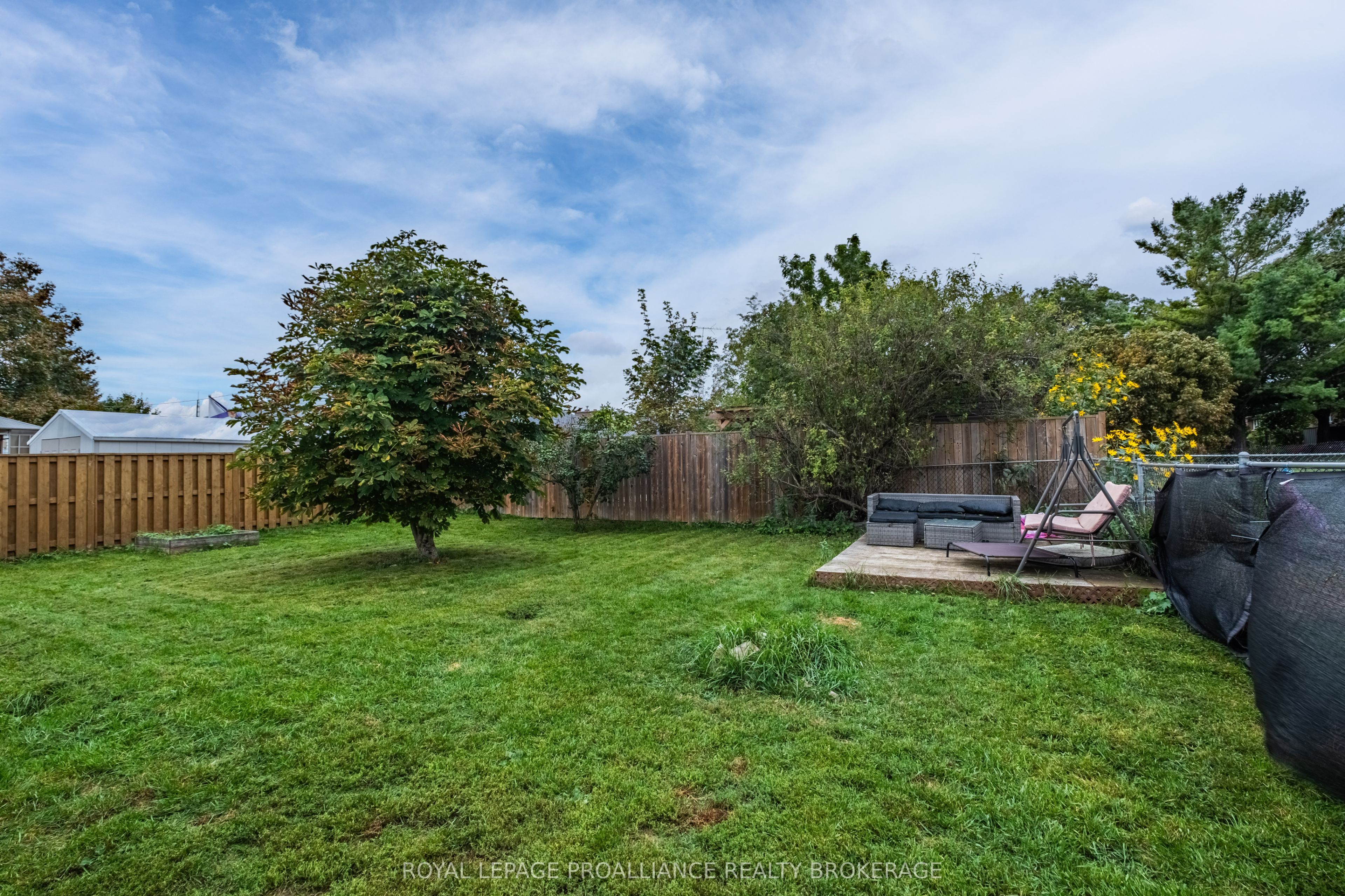 10-12 Manitou Crescent