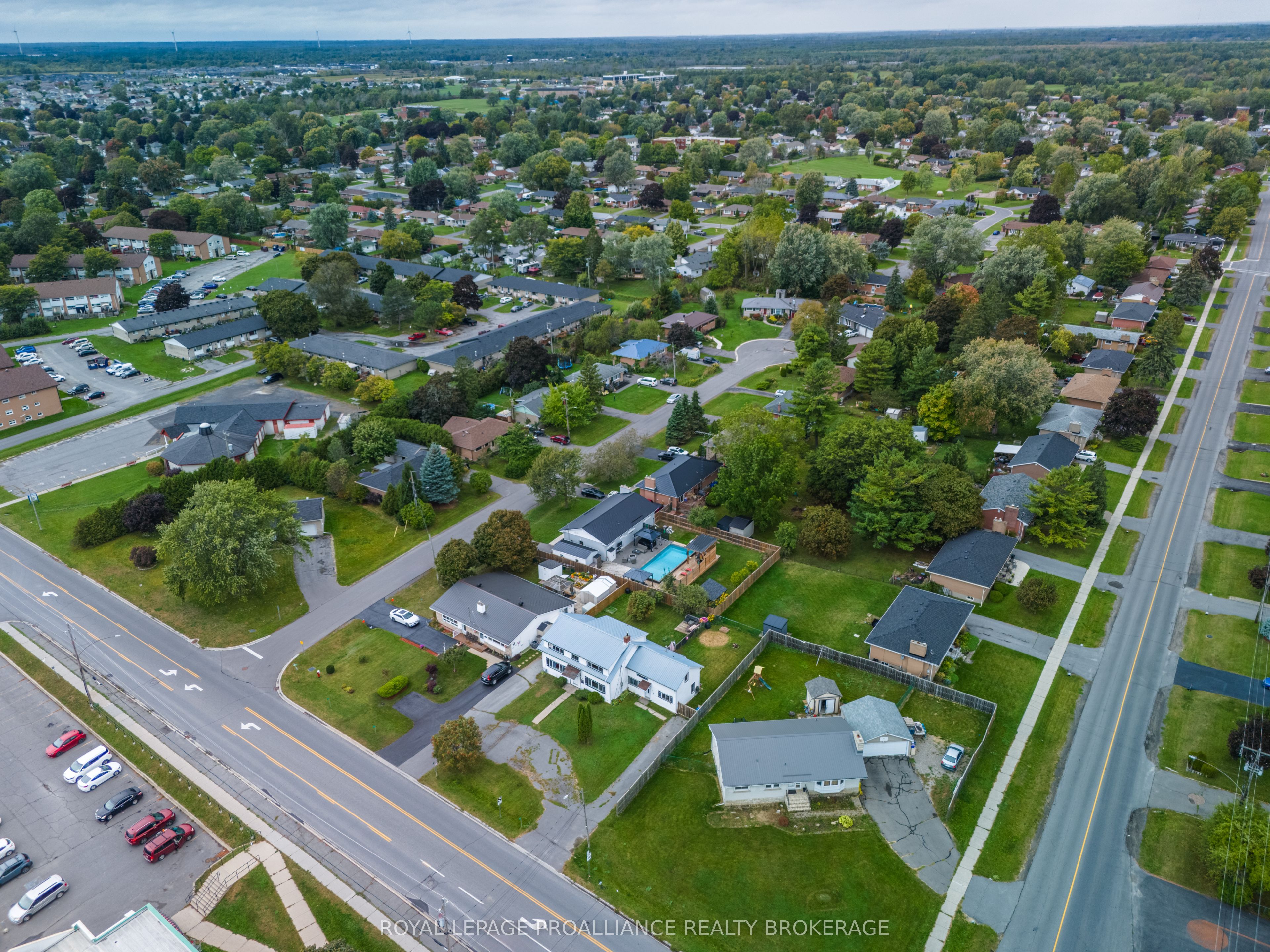 10-12 Manitou Crescent