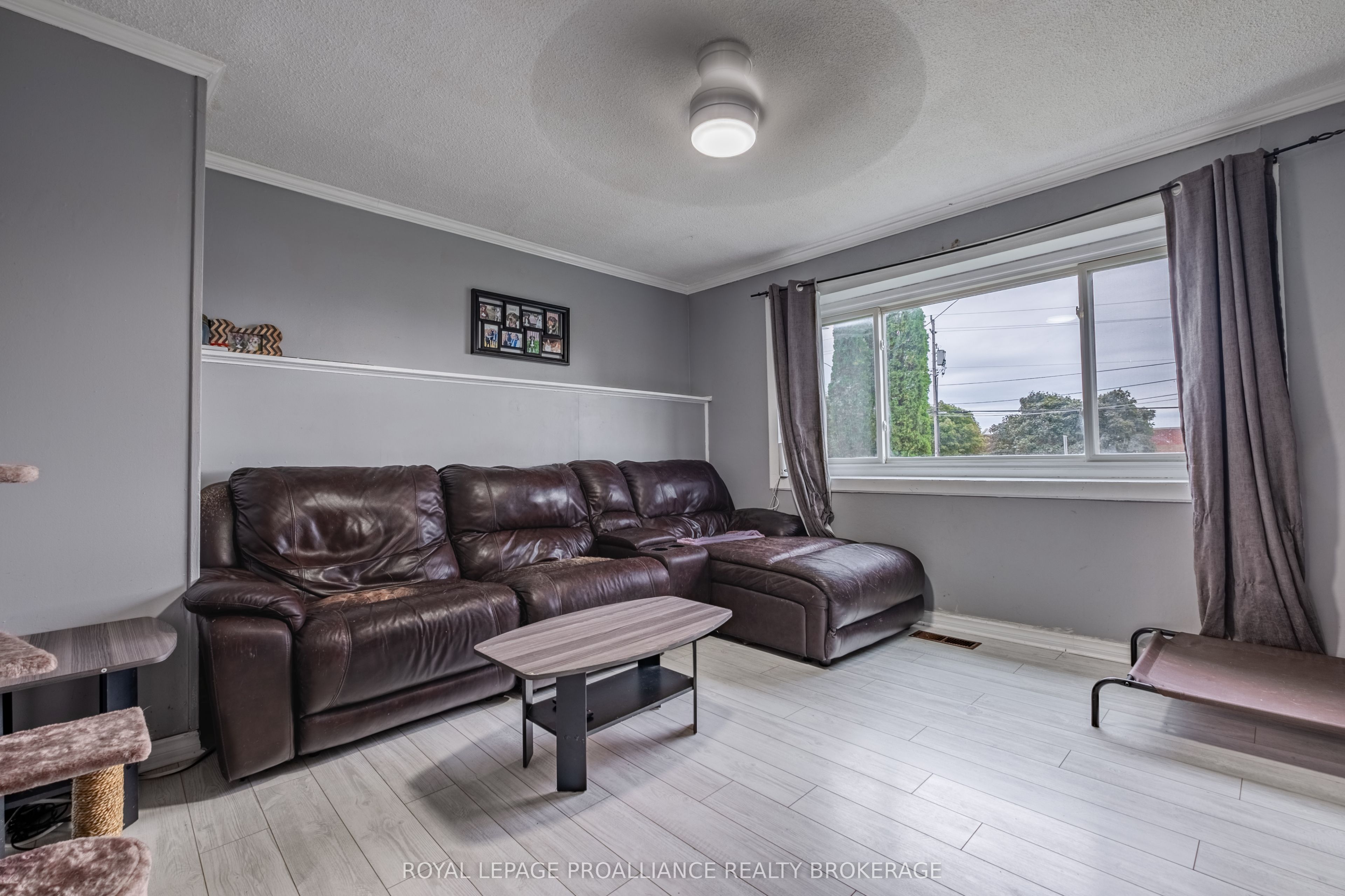 10-12 Manitou Crescent
