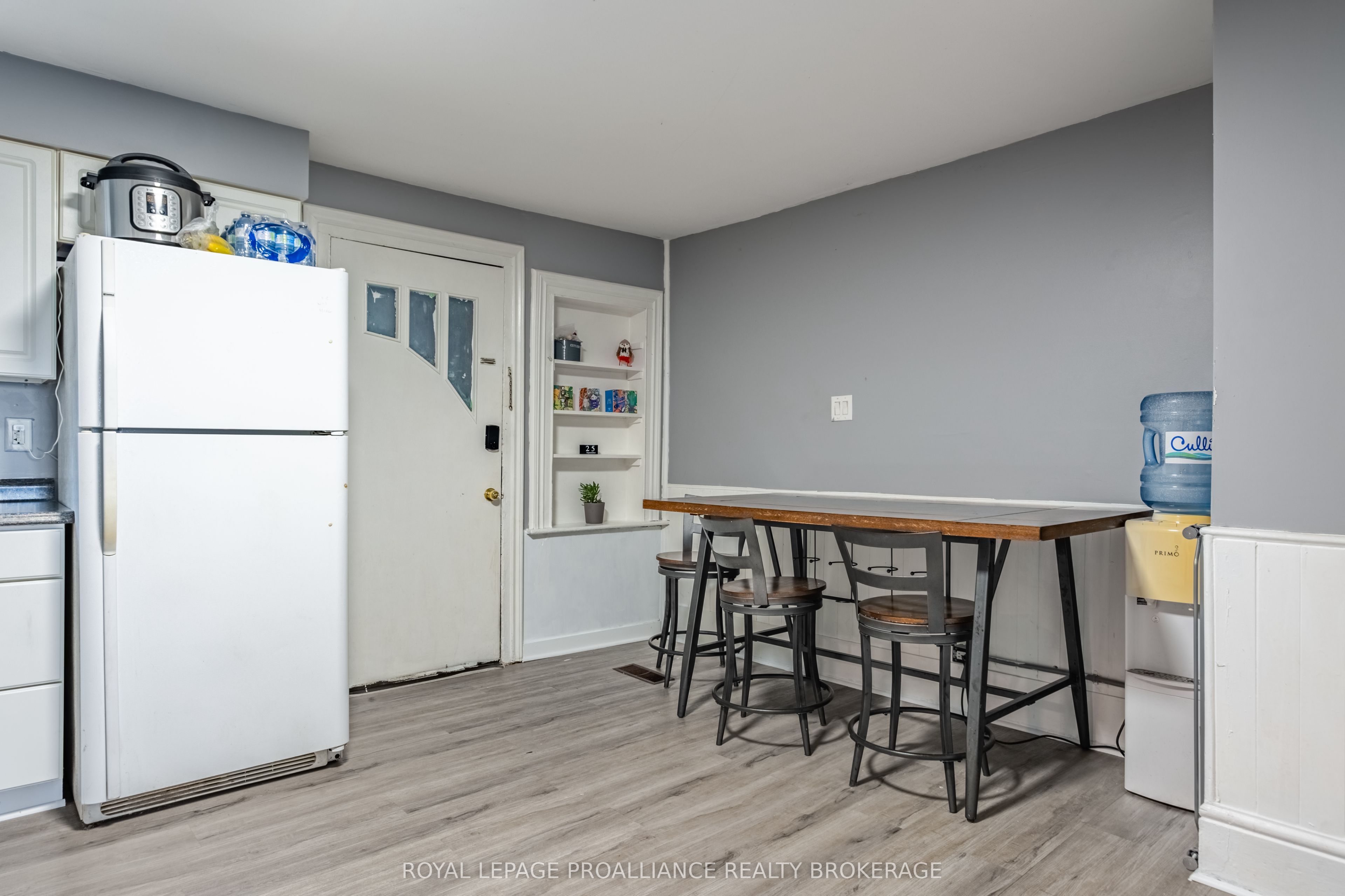 10-12 Manitou Crescent