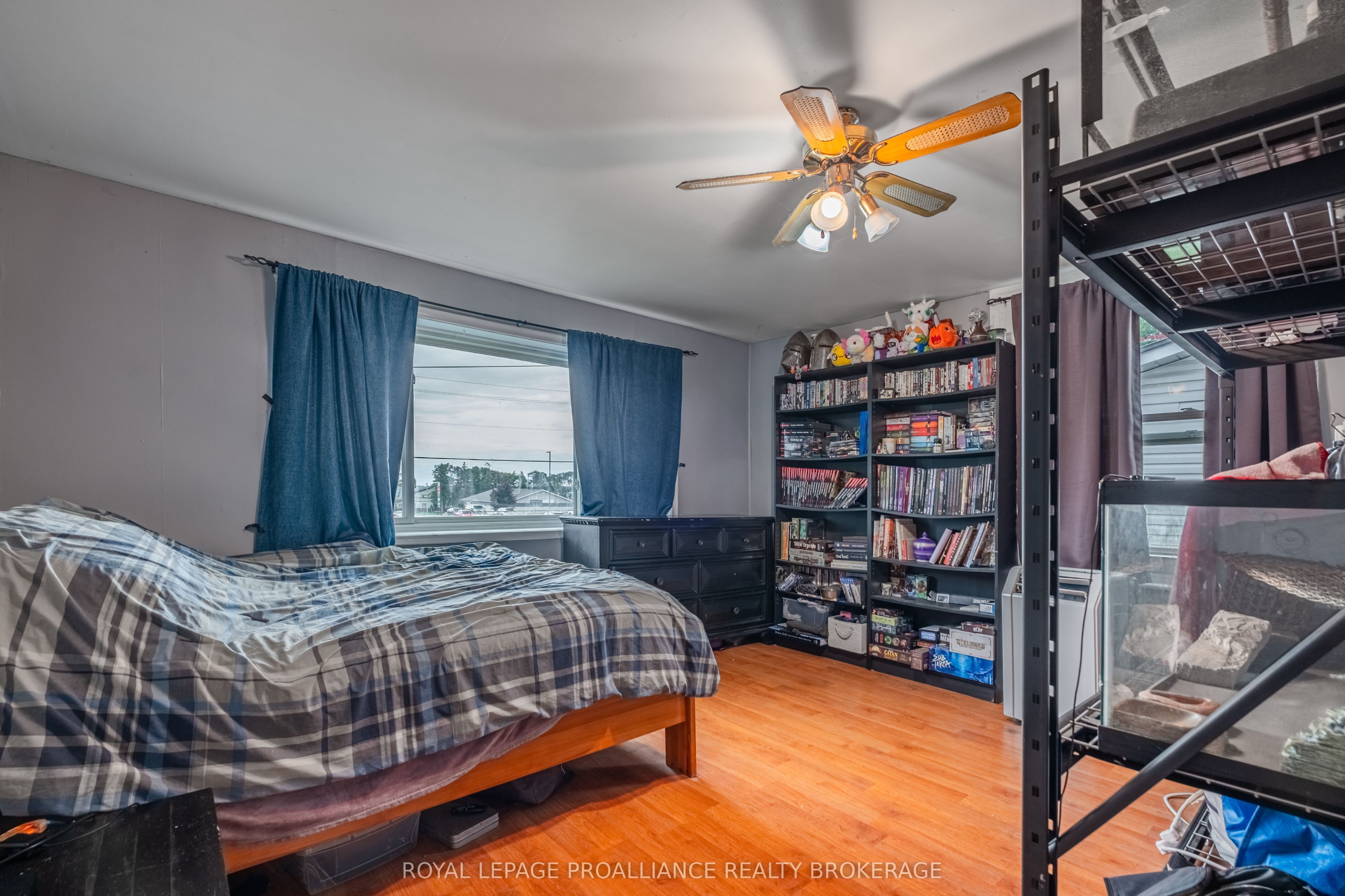 10-12 Manitou Crescent