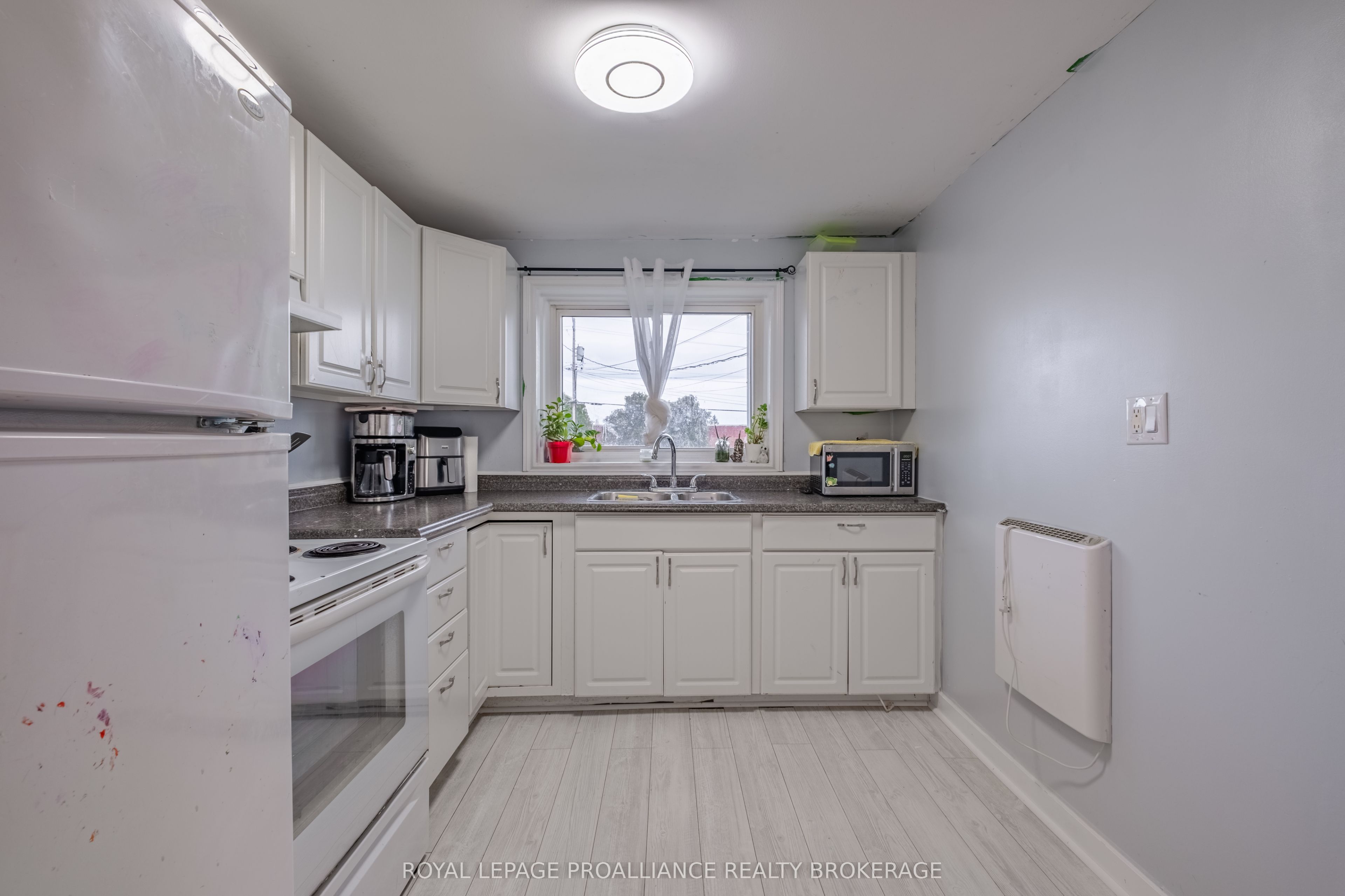 10-12 Manitou Crescent