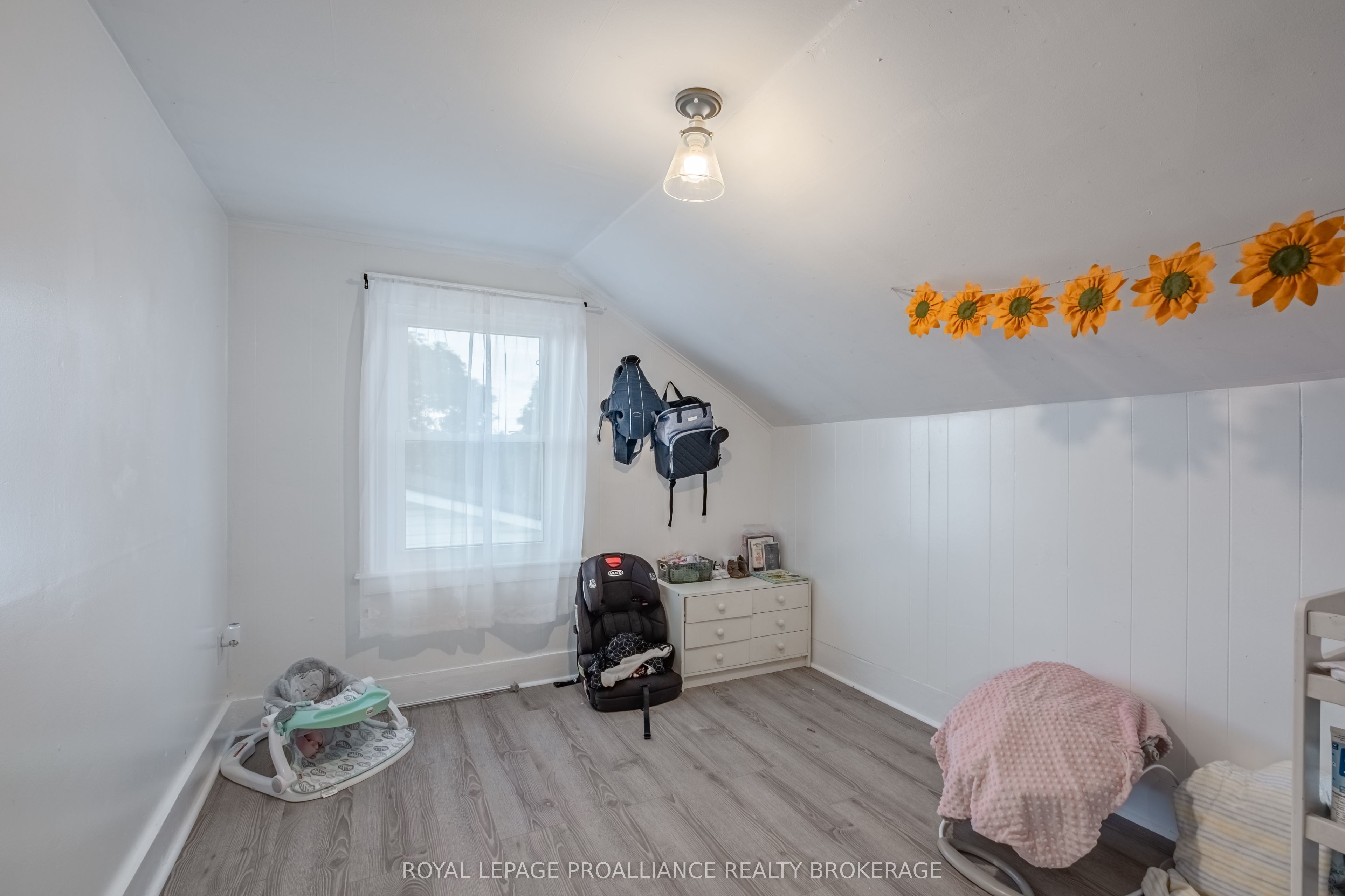 10-12 Manitou Crescent