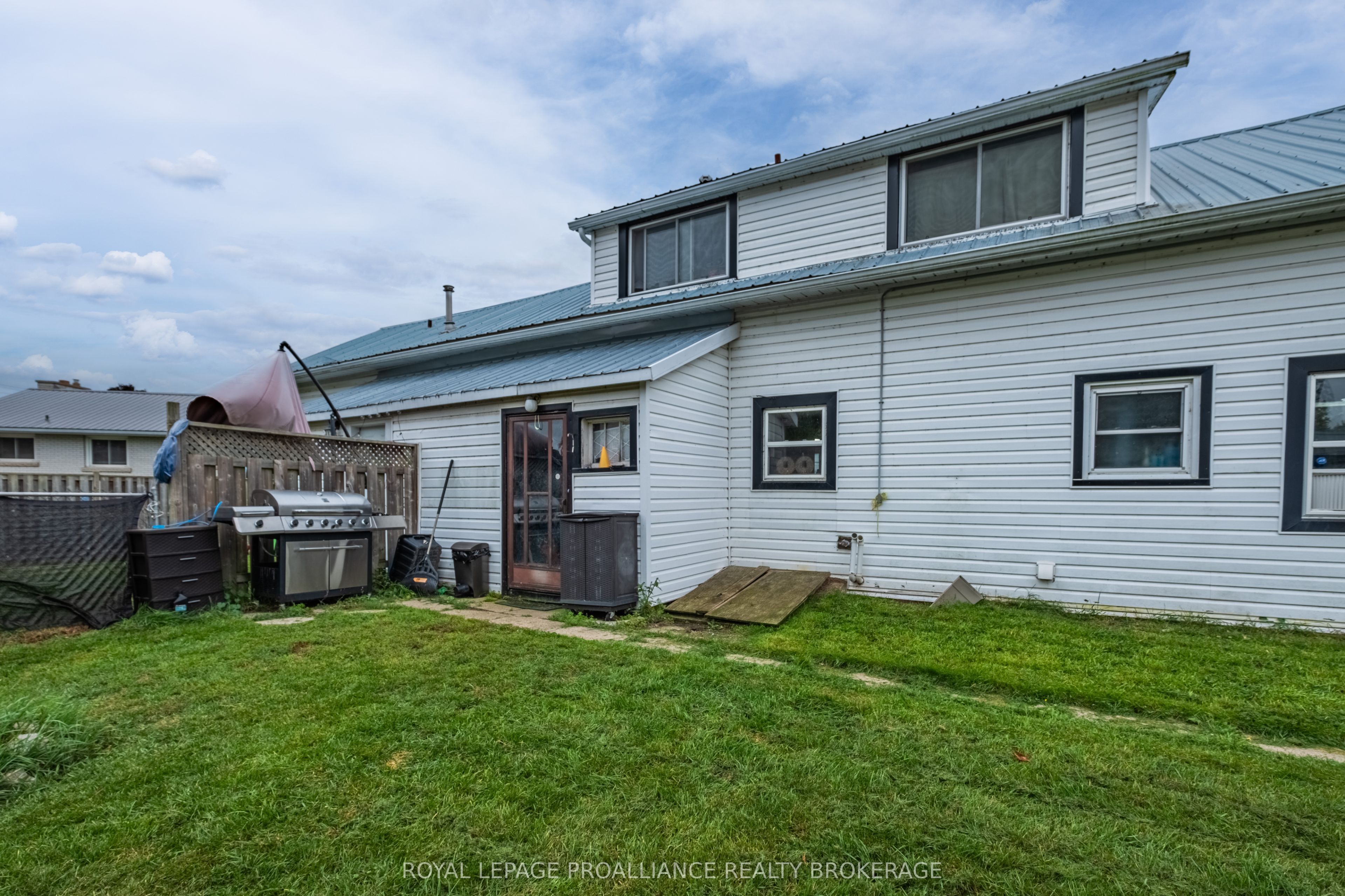 10-12 Manitou Crescent