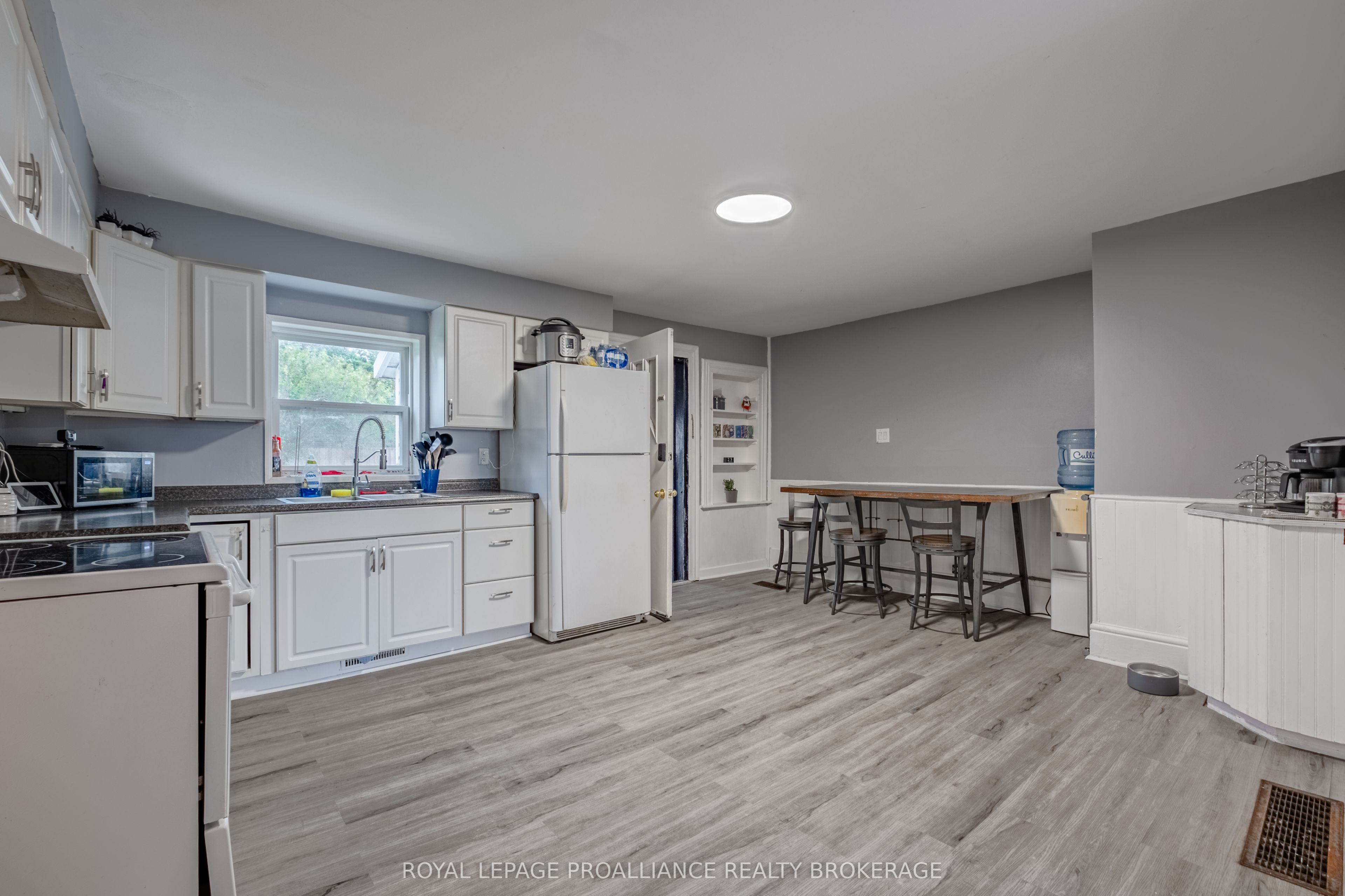 10-12 Manitou Crescent
