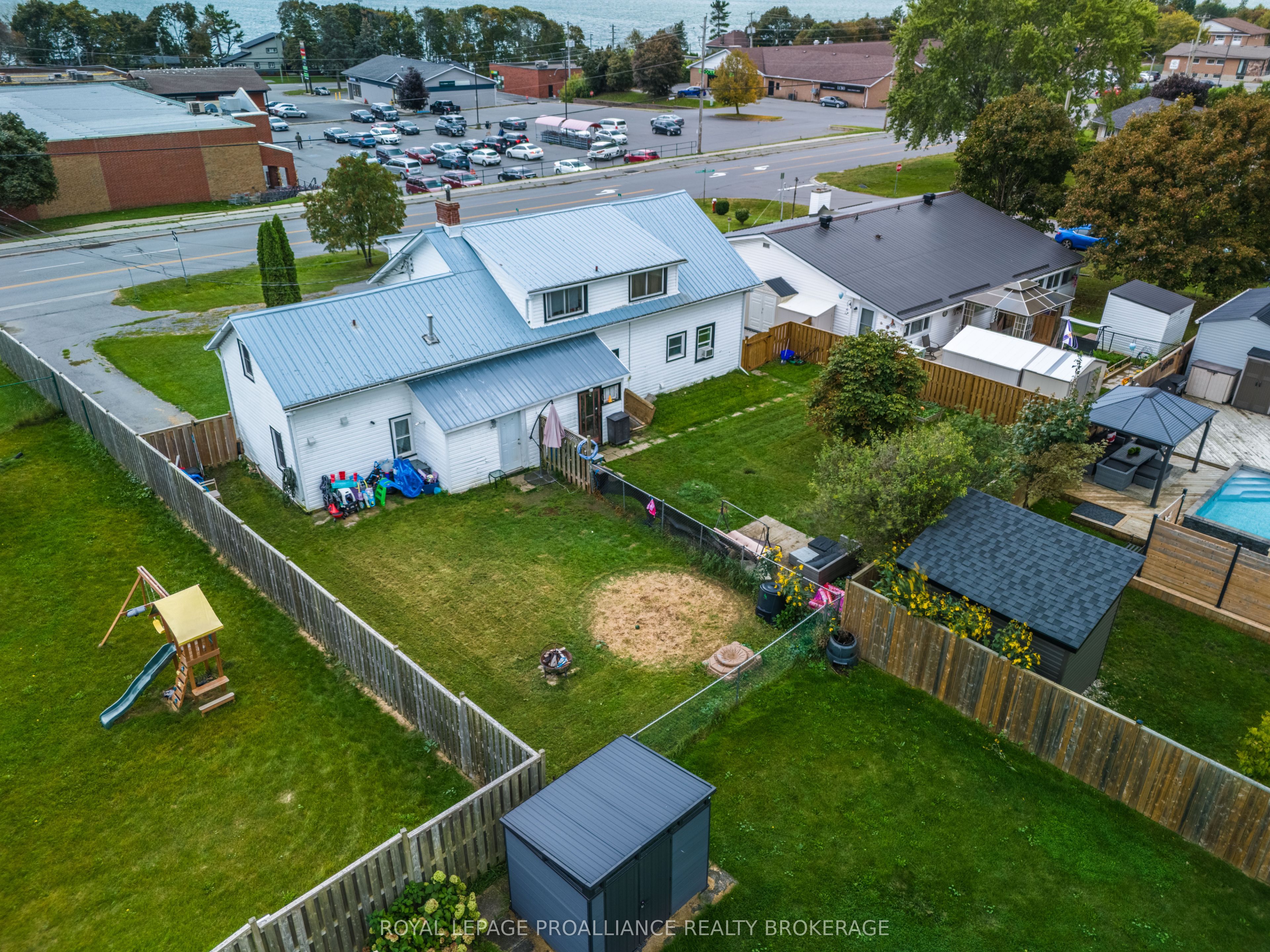 10-12 Manitou Crescent