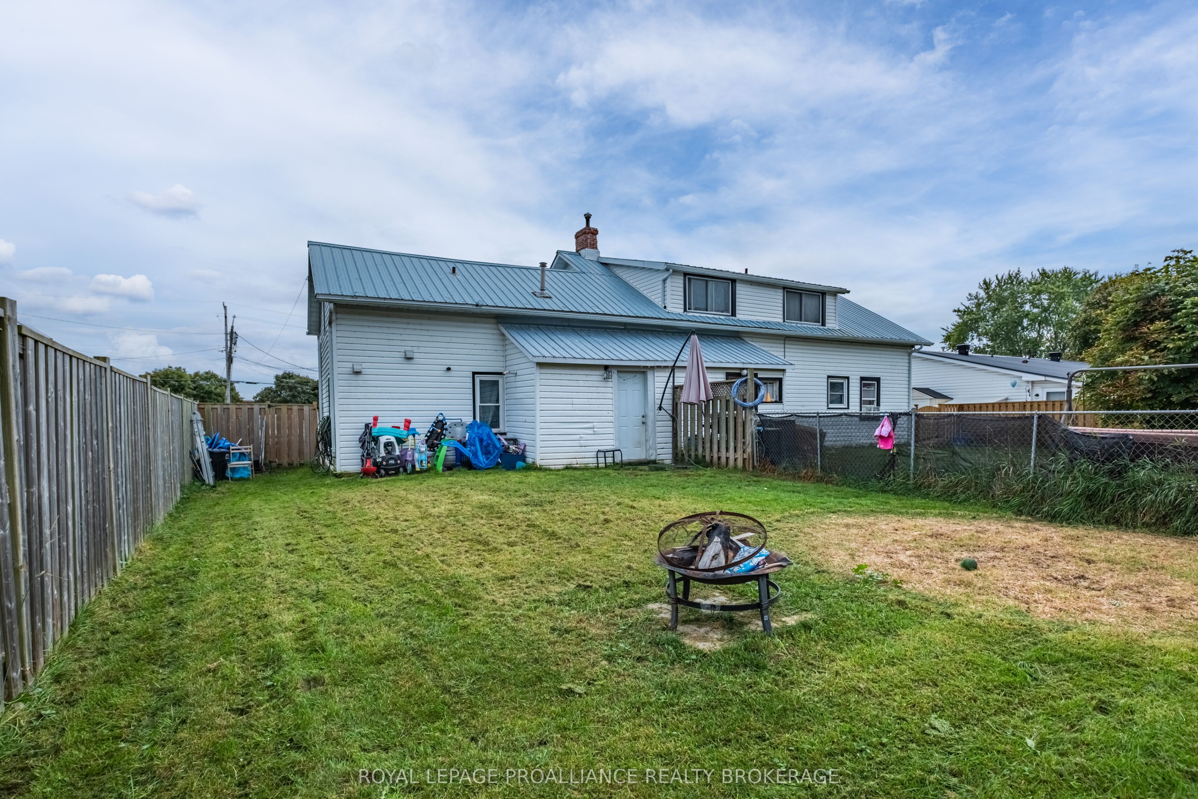 10-12 Manitou Crescent