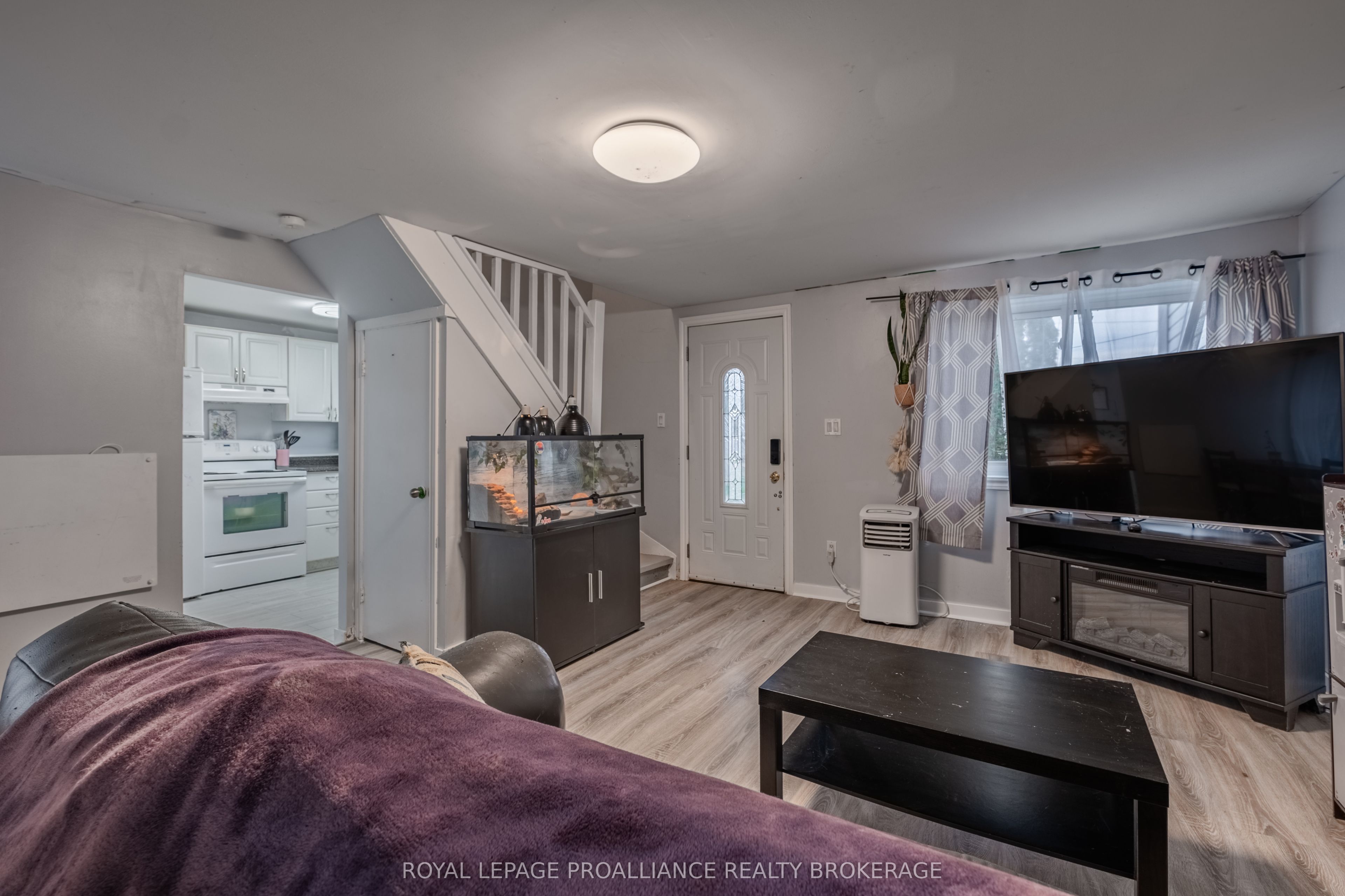 10-12 Manitou Crescent