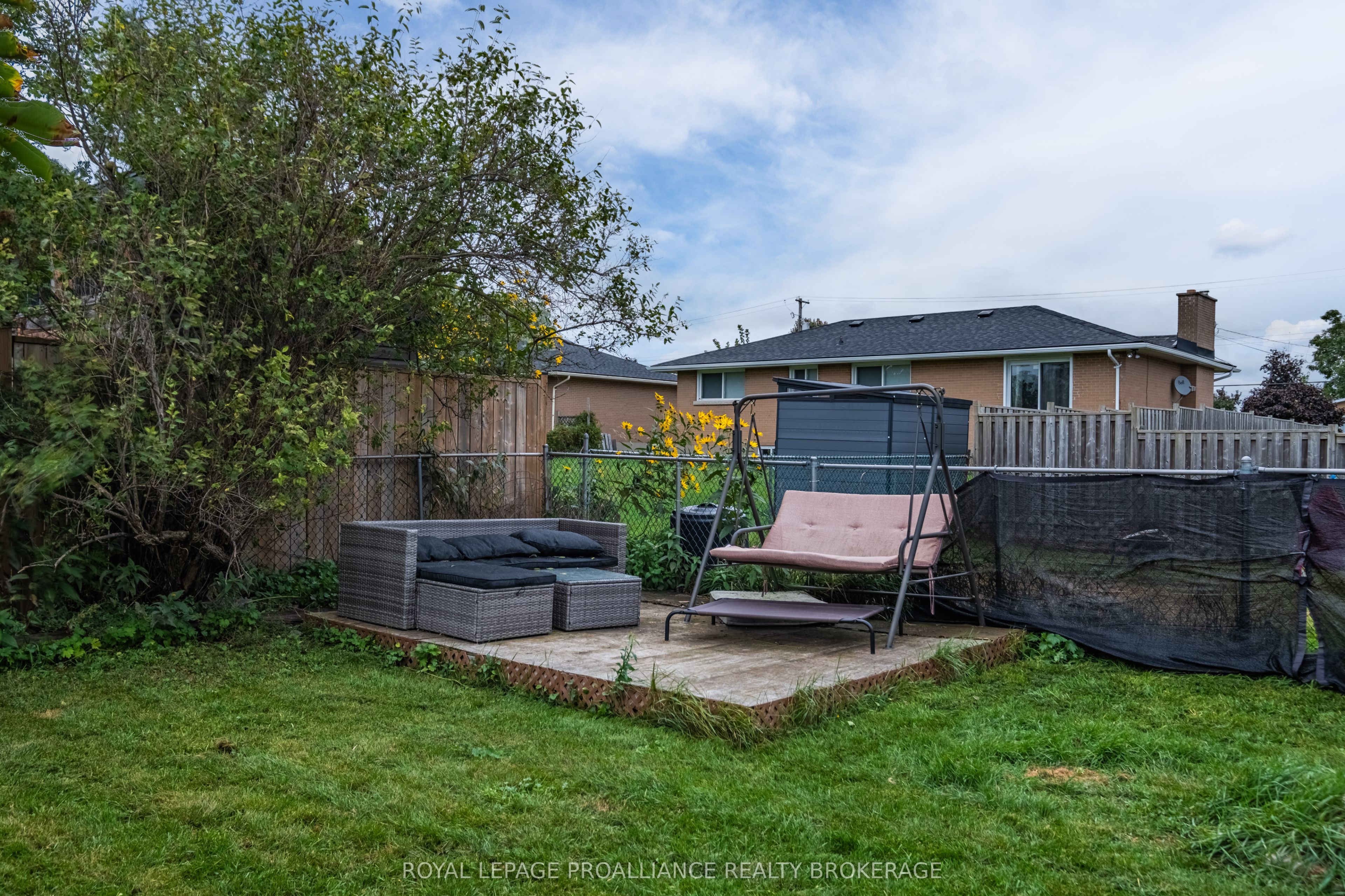 10-12 Manitou Crescent