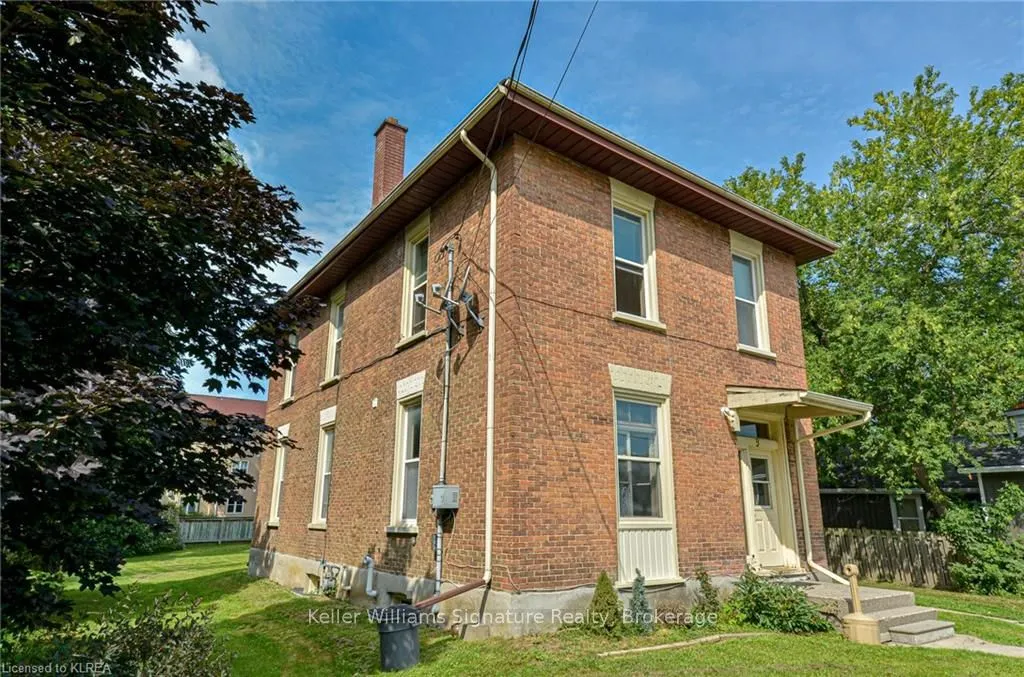 9 Simcoe Street