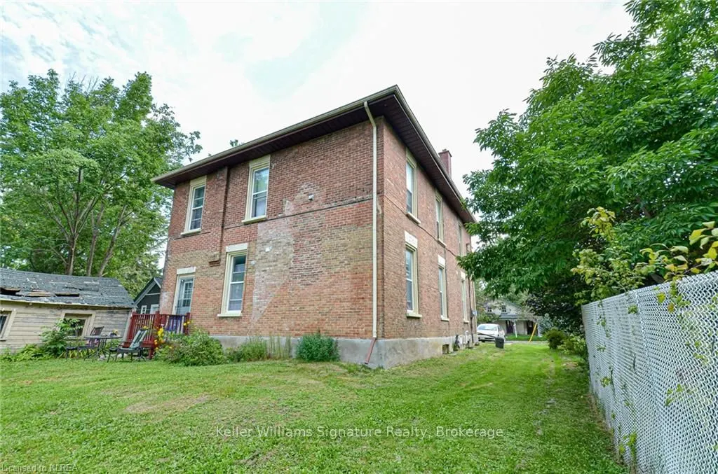 9 Simcoe Street