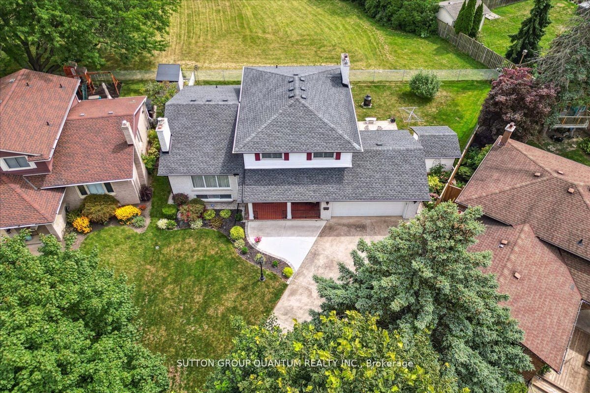 19 Meadowbrook Cres