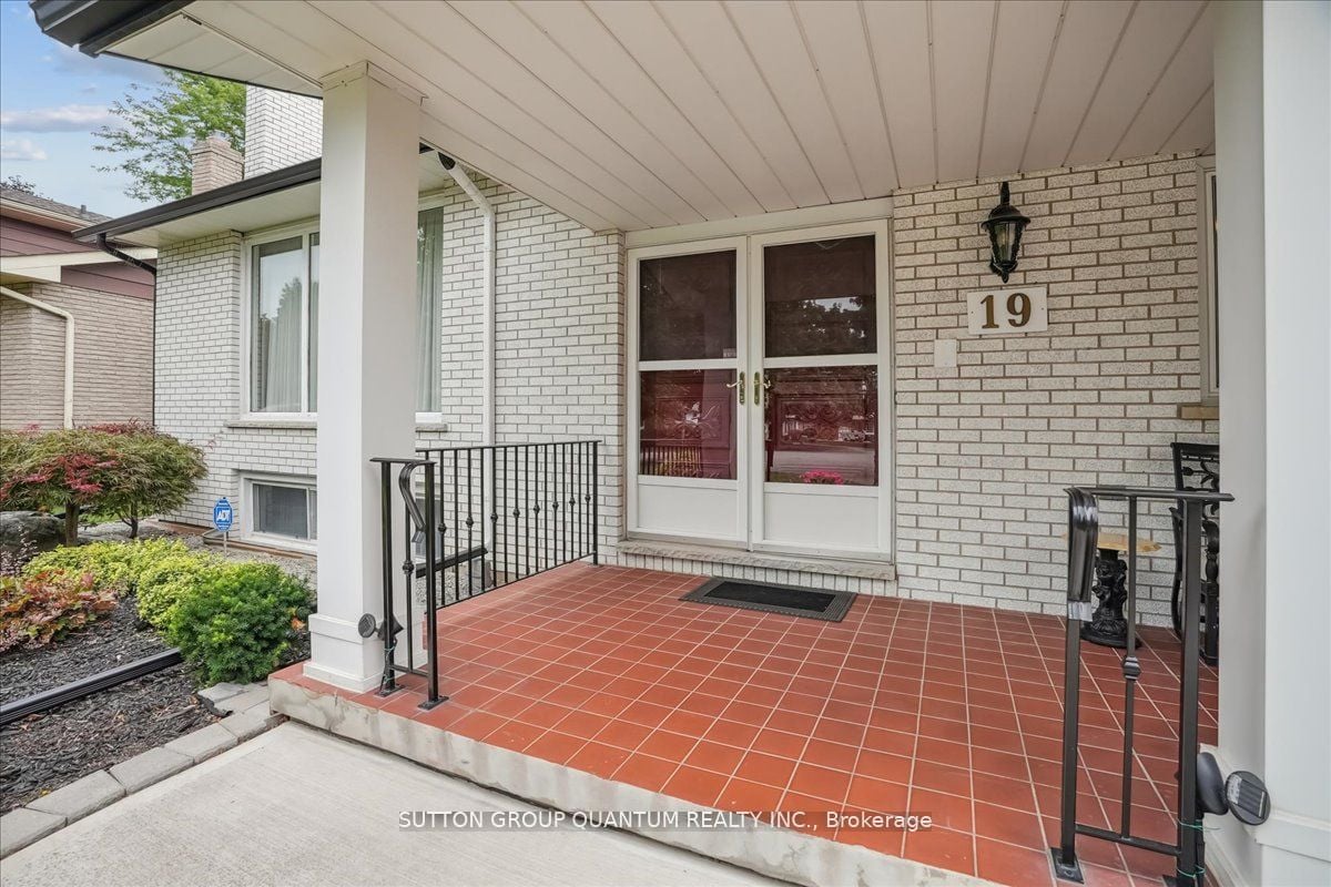 19 Meadowbrook Cres