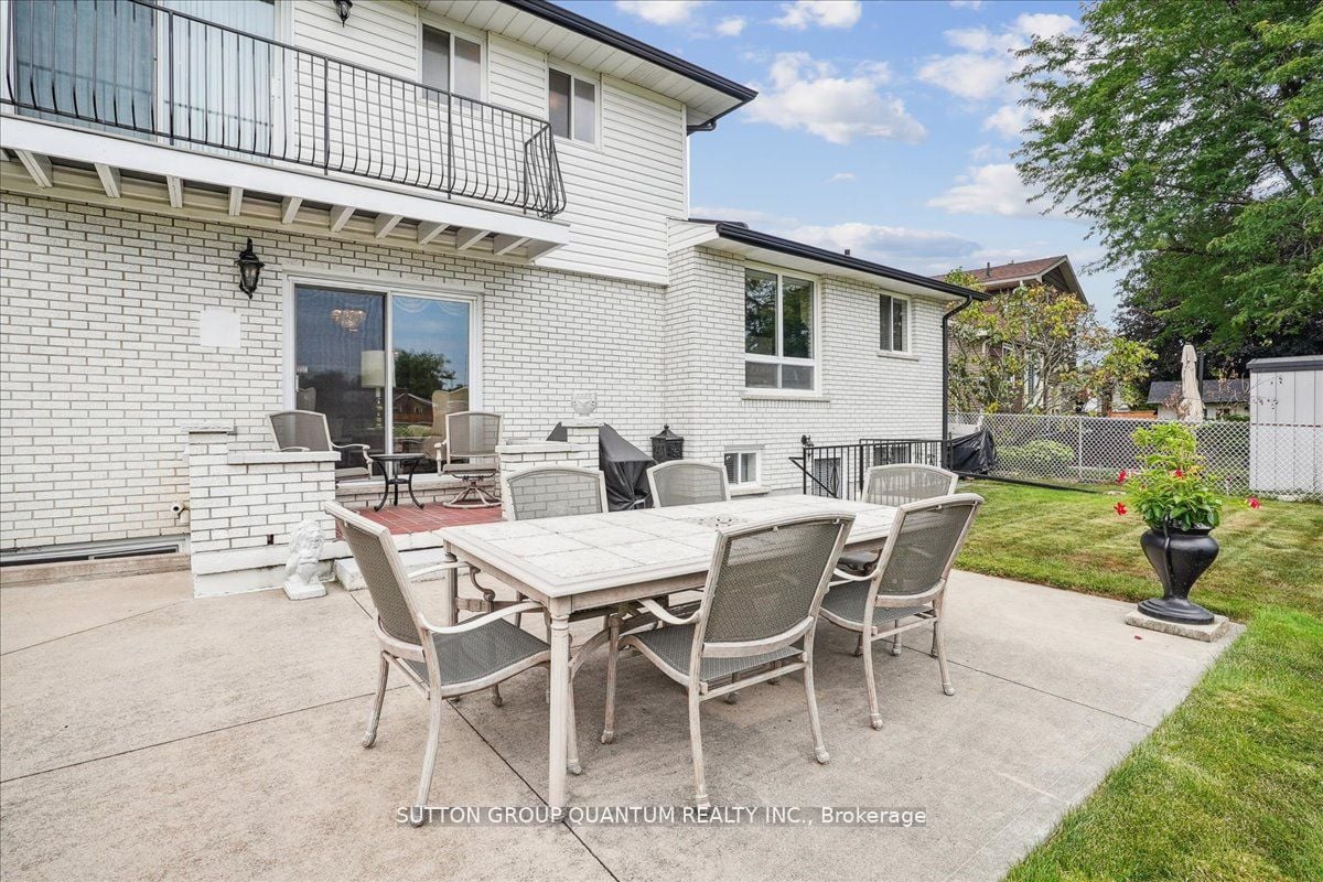 19 Meadowbrook Cres