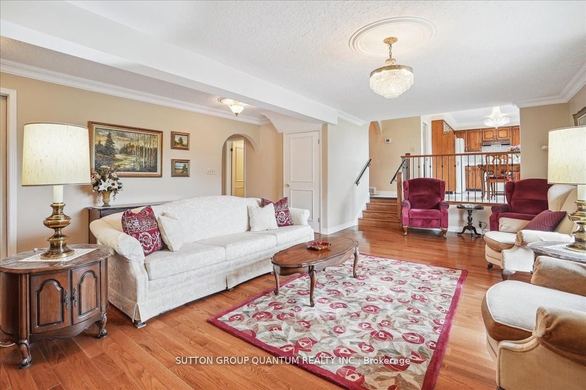 19 Meadowbrook Cres