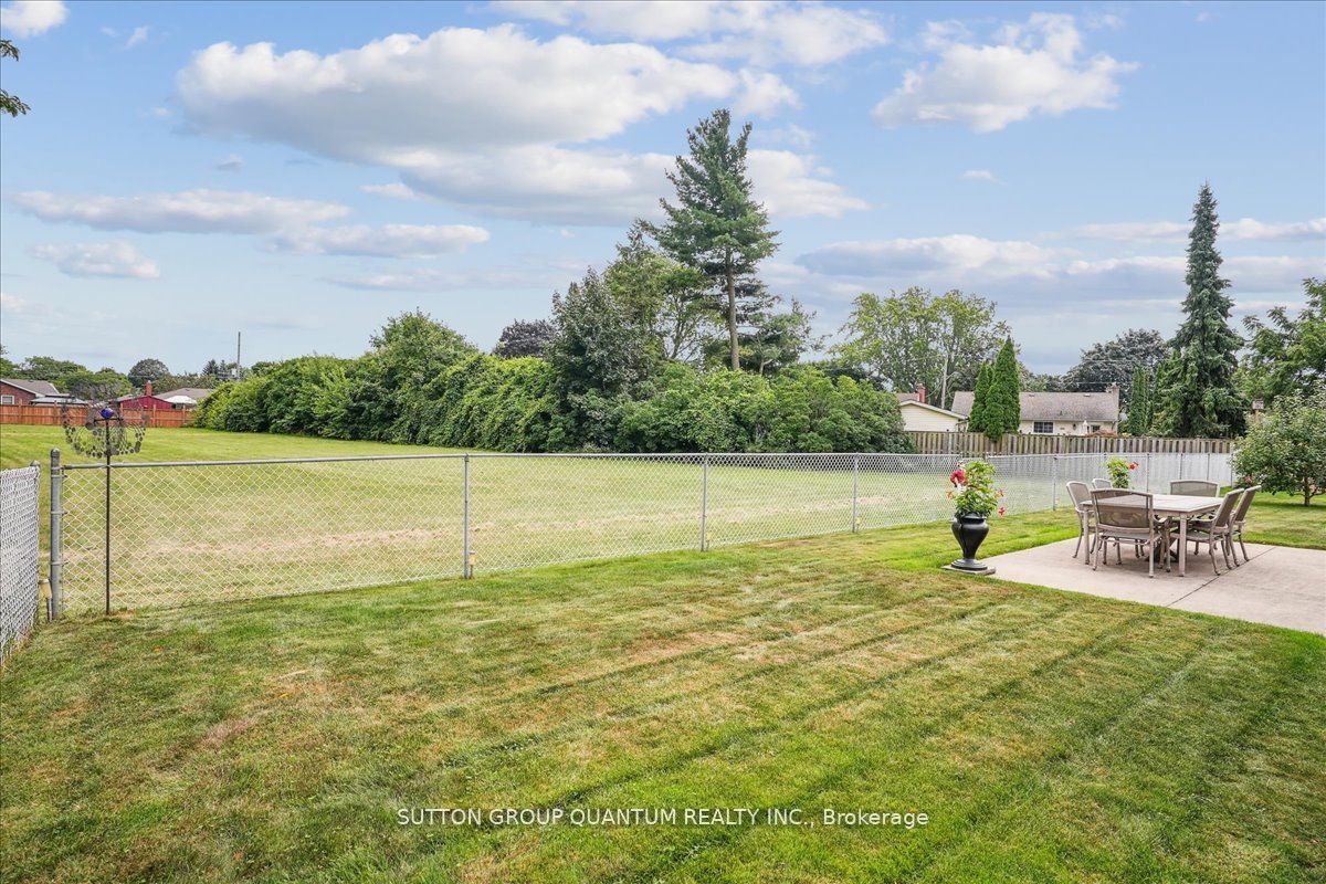 19 Meadowbrook Cres