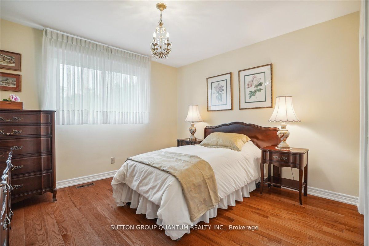 19 Meadowbrook Cres