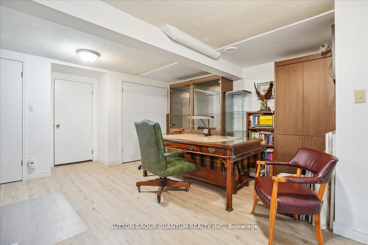 19 Meadowbrook Cres