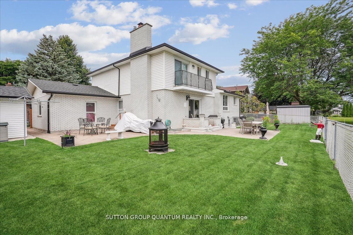 19 Meadowbrook Cres