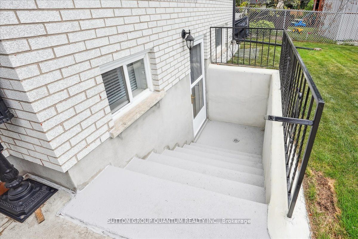19 Meadowbrook Cres