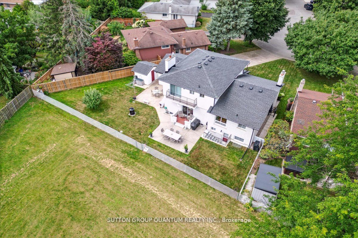 19 Meadowbrook Cres