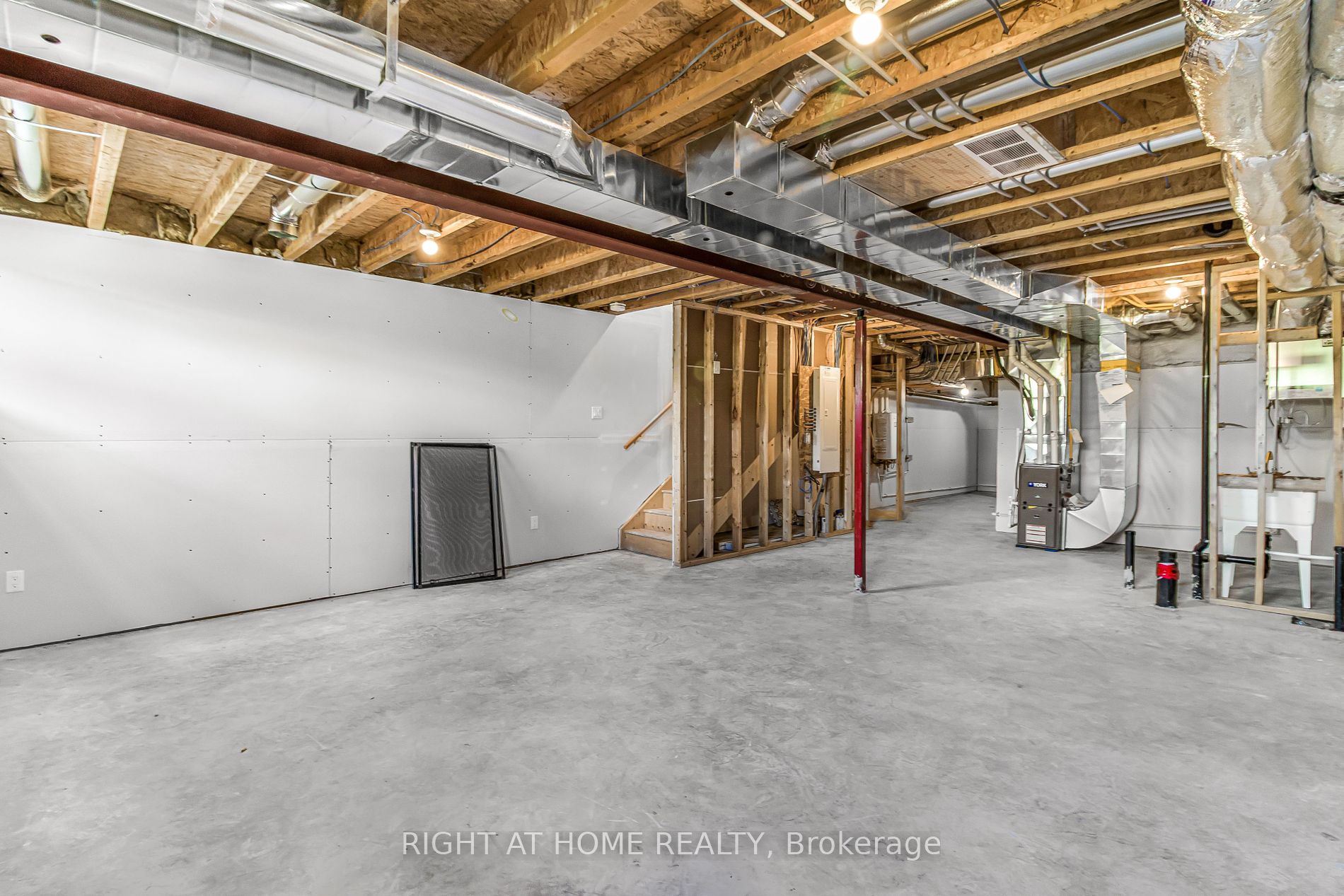 60 GRIFFITH Way