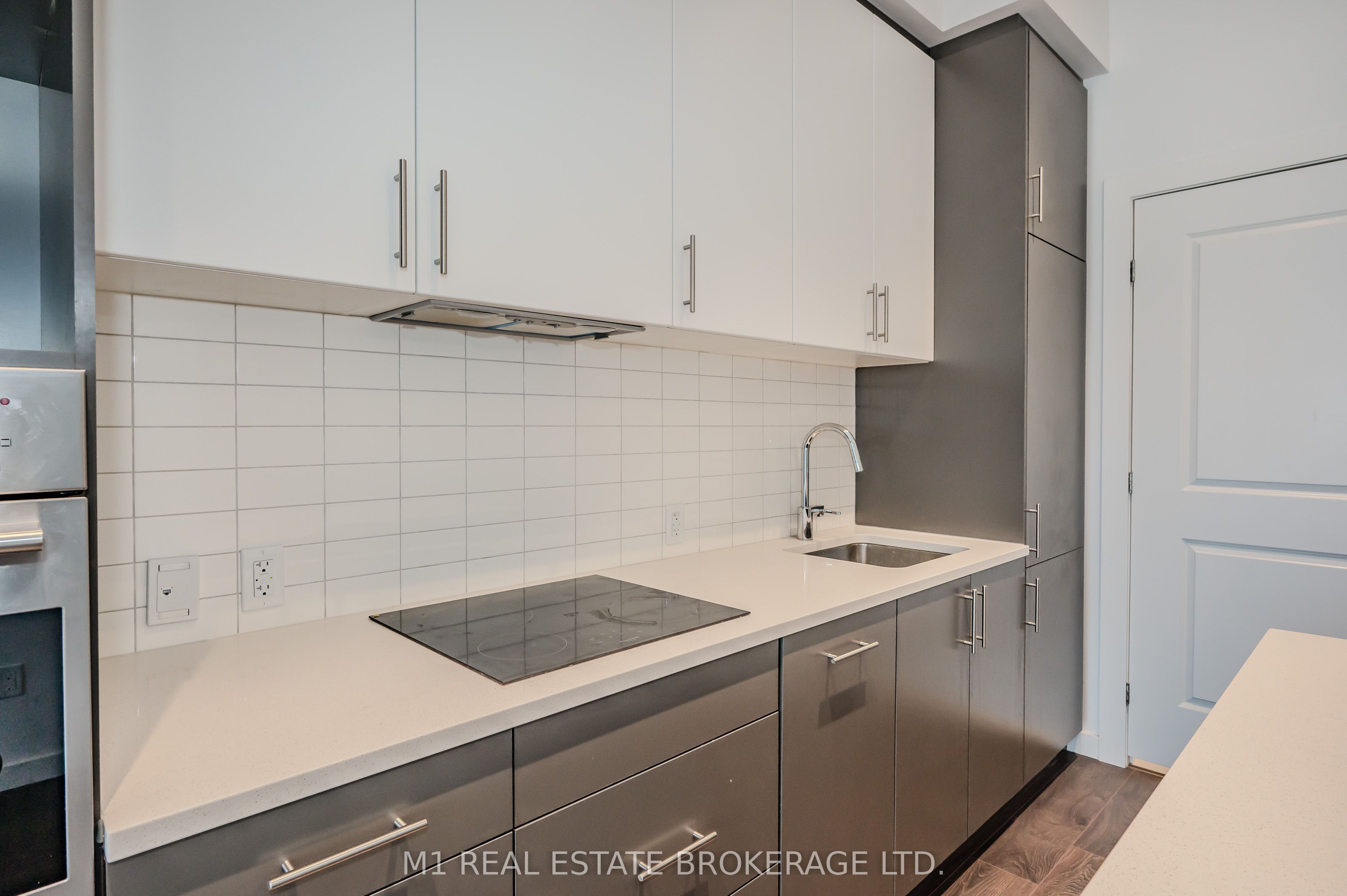 181 King St S #1503