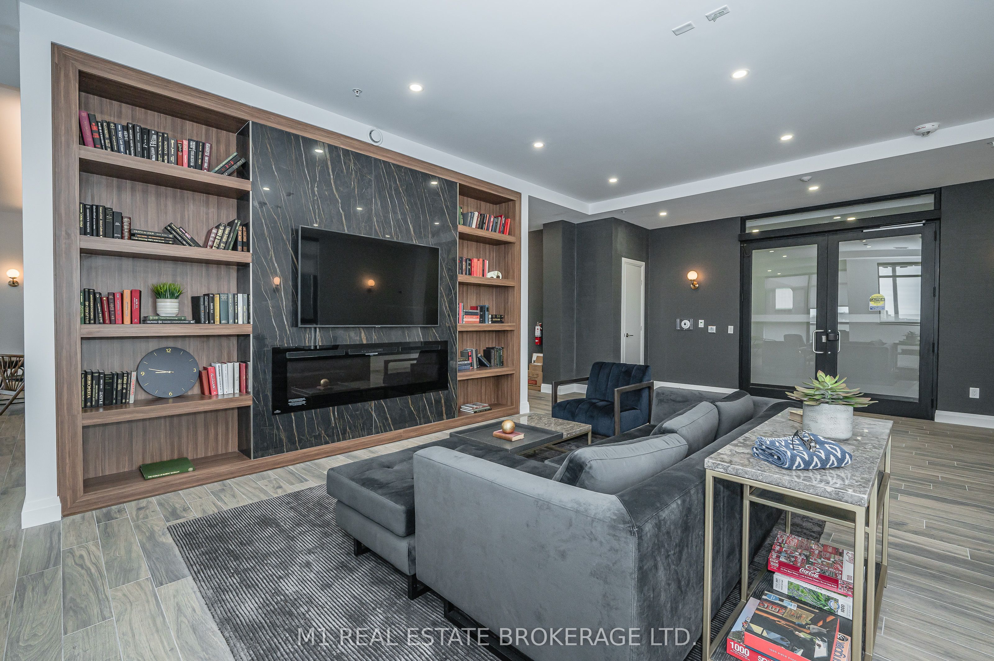 181 King St S #1503