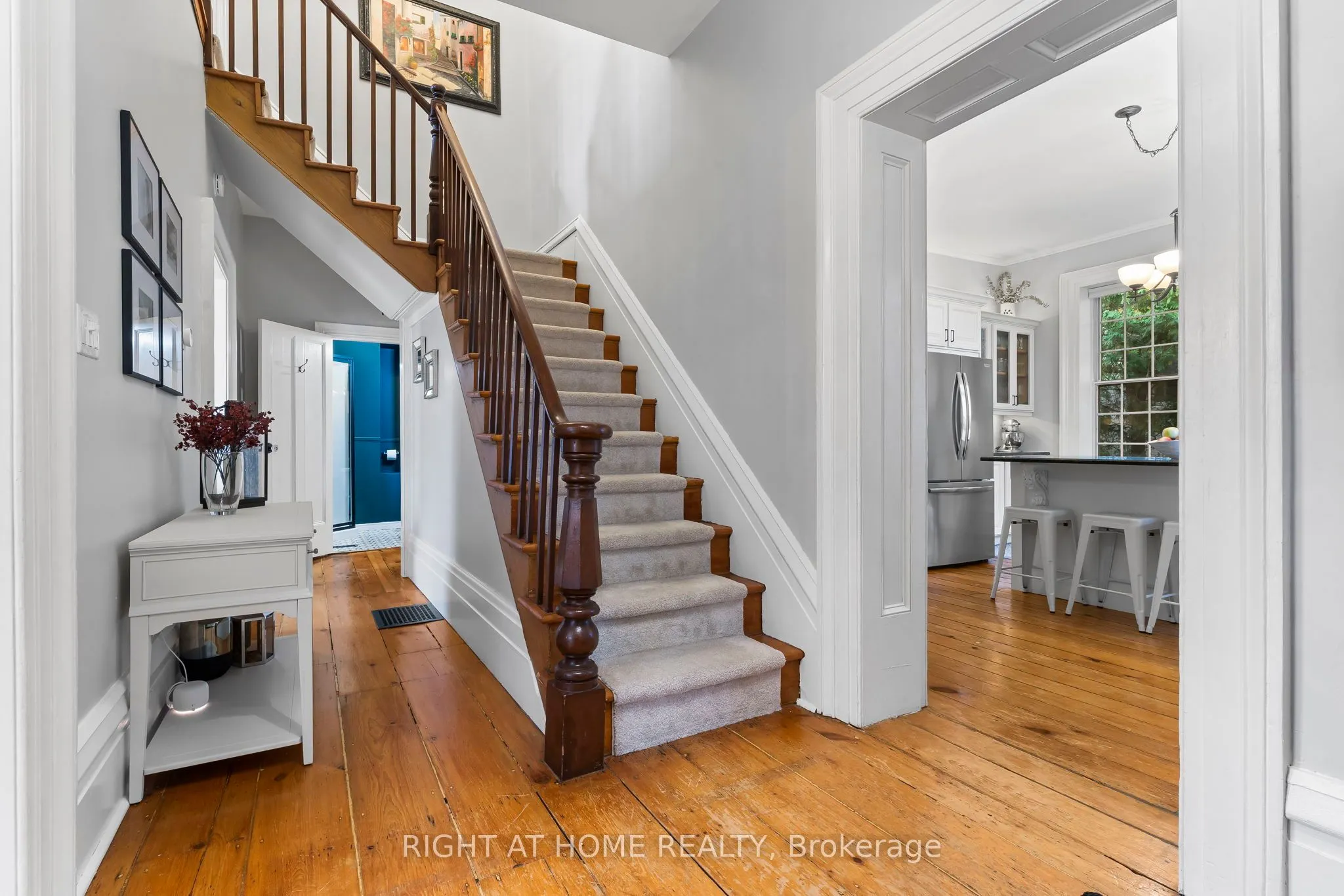 28 University Avenue W