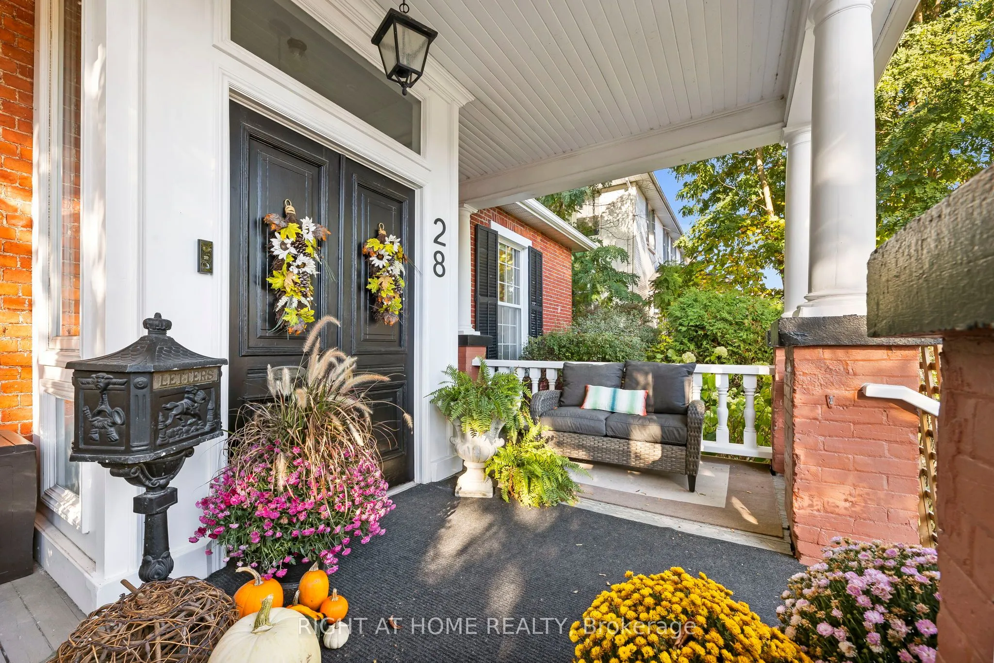 28 University Avenue W