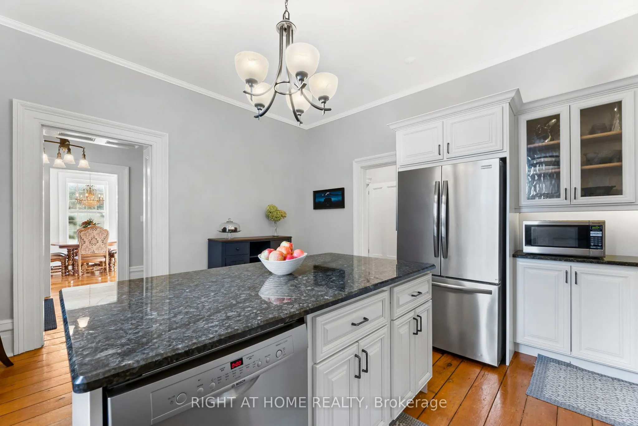 28 University Avenue W