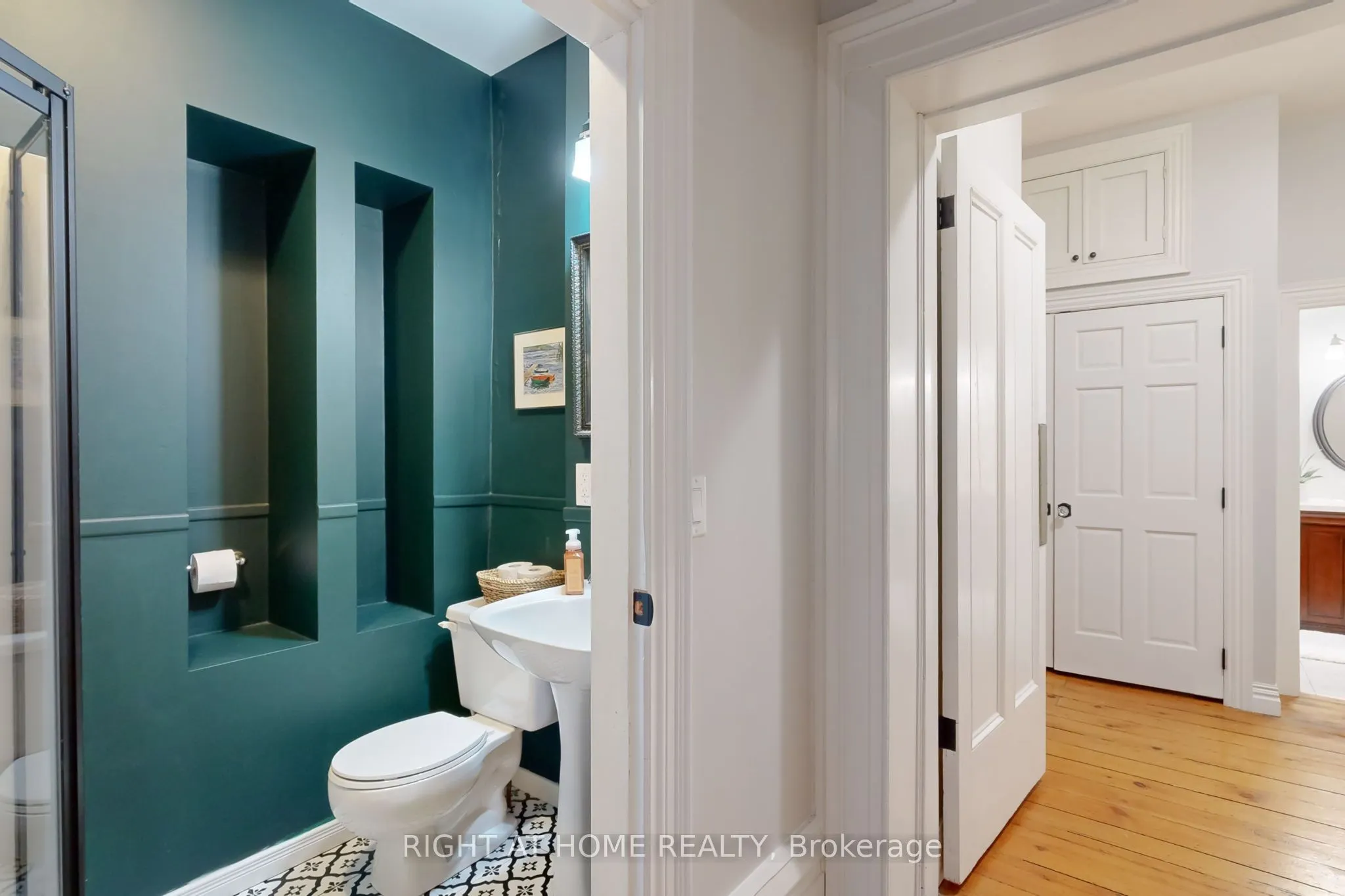 28 University Avenue W