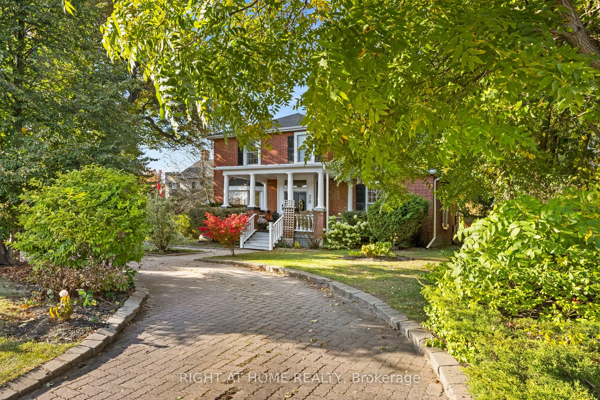 28 University Avenue W