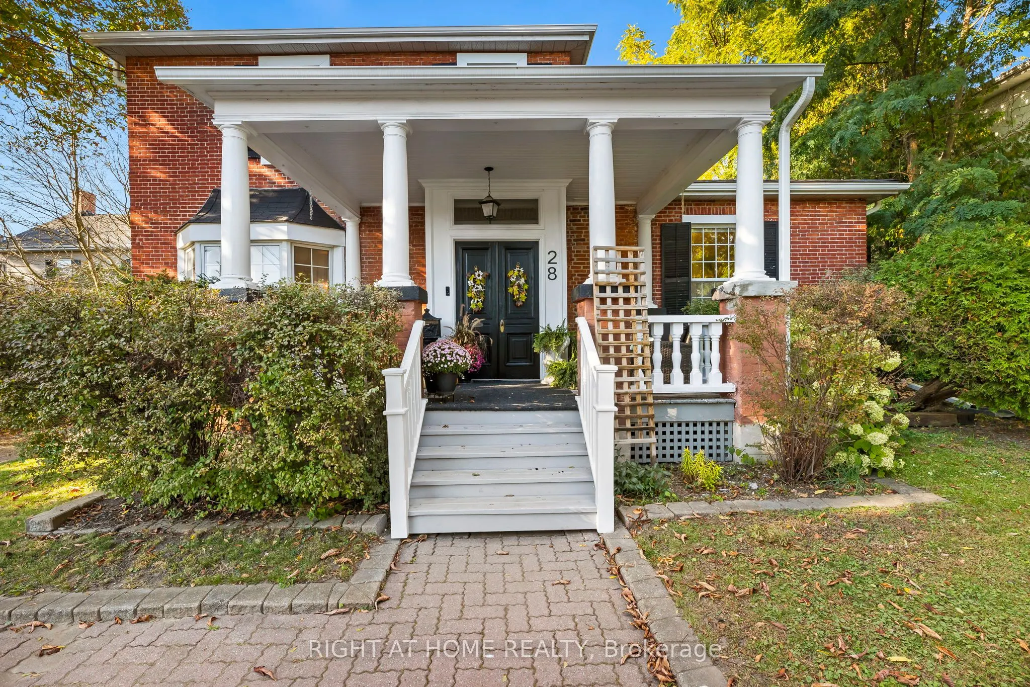 28 University Avenue W