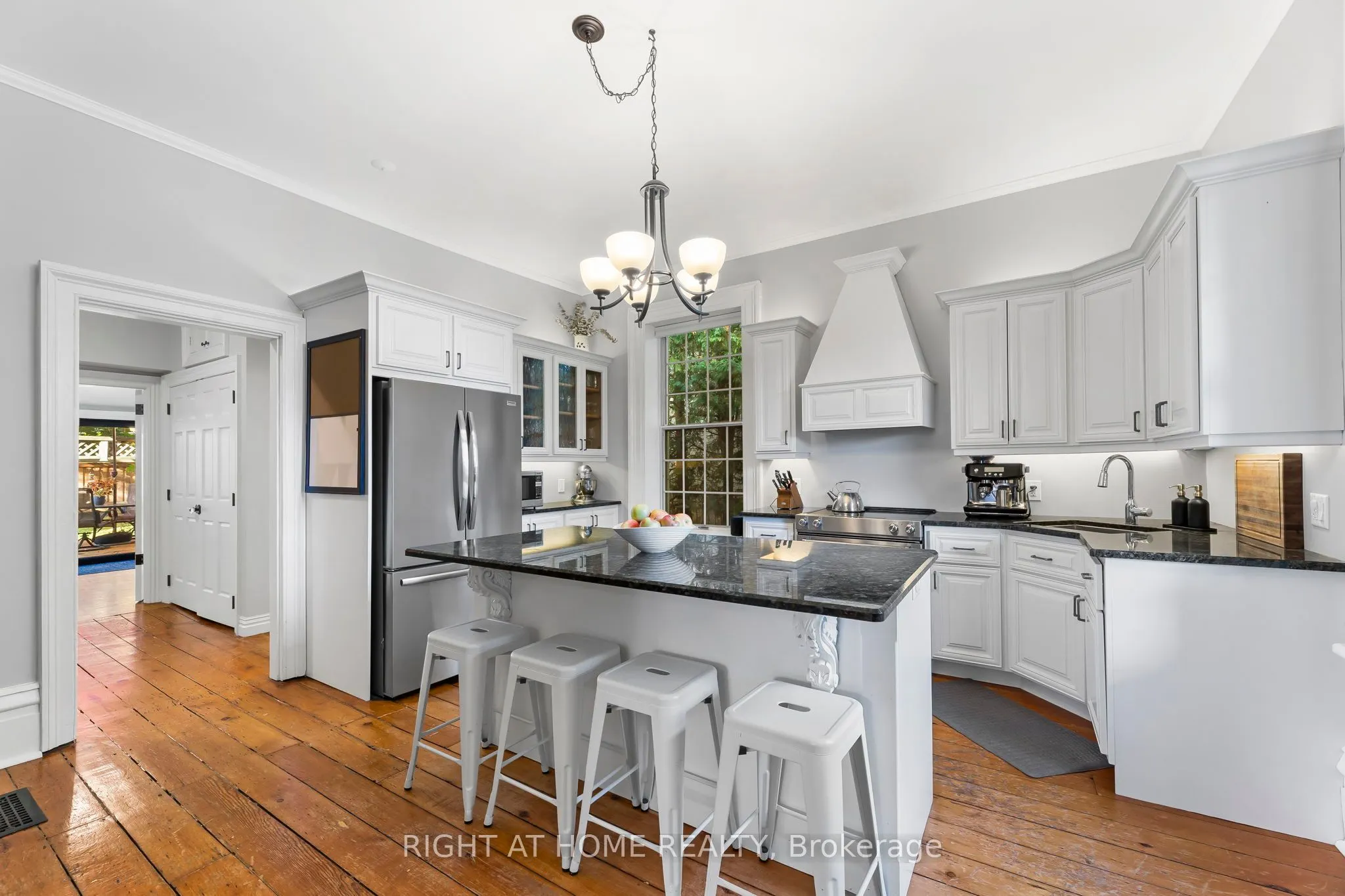 28 University Avenue W