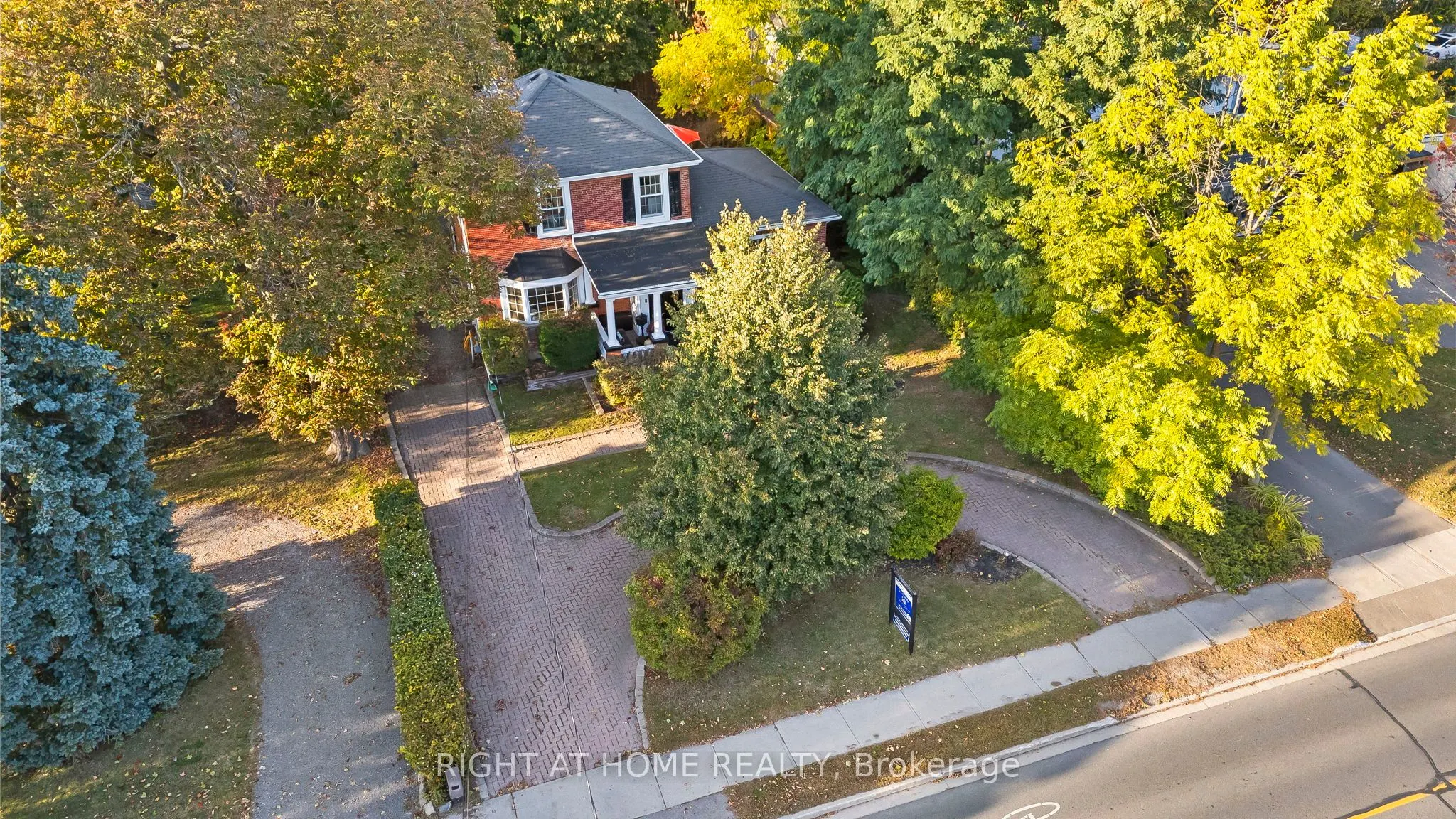 28 University Avenue W