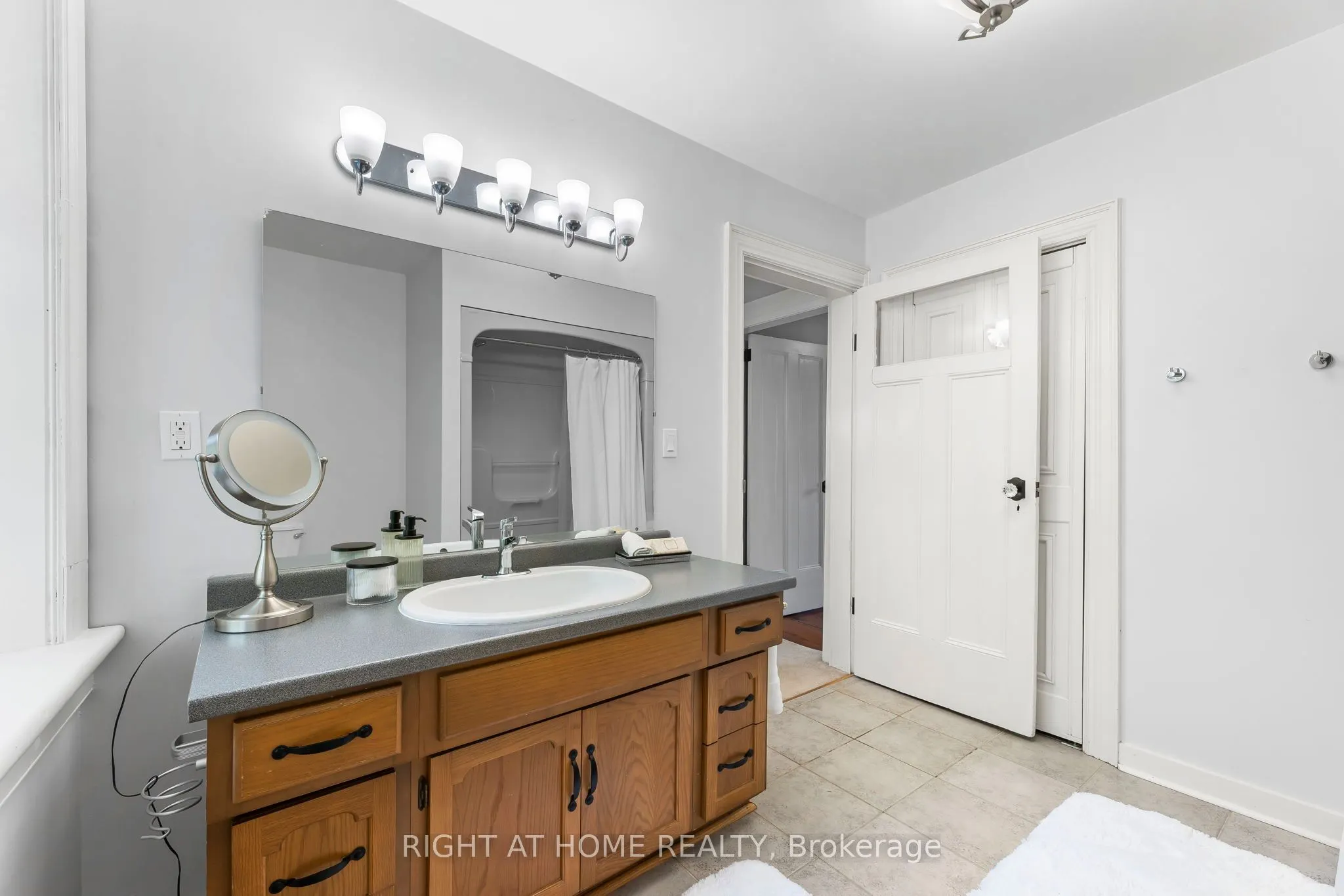 28 University Avenue W