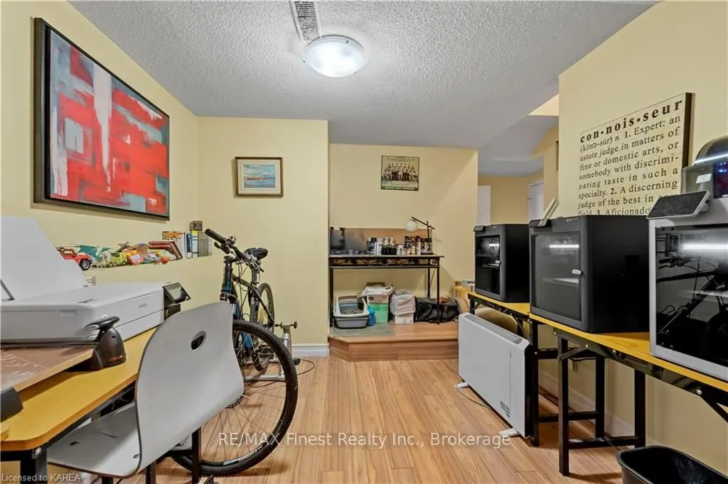 688 PARKSIDE Crescent