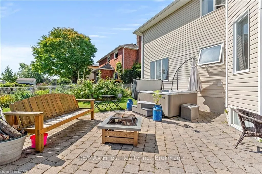 688 PARKSIDE Crescent