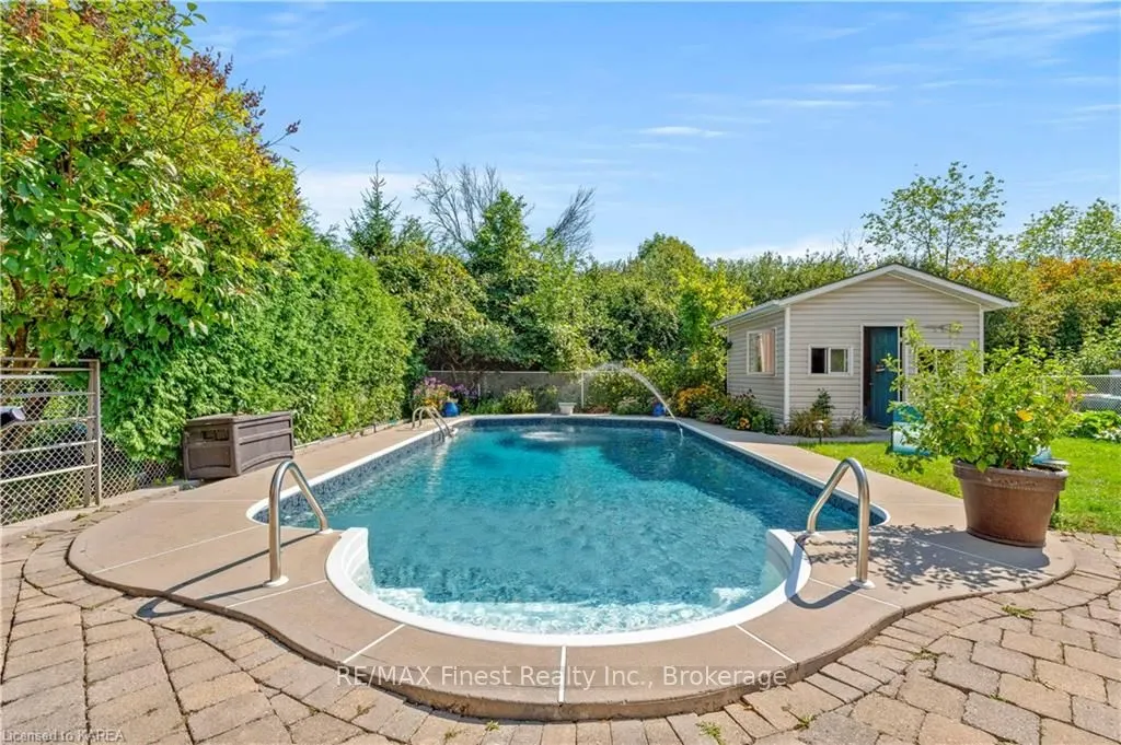 688 PARKSIDE Crescent