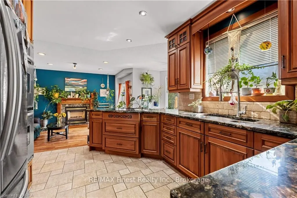 688 PARKSIDE Crescent