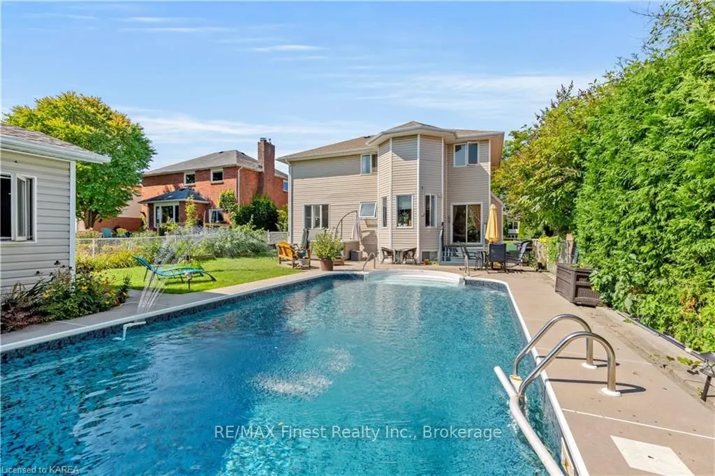 688 PARKSIDE Crescent