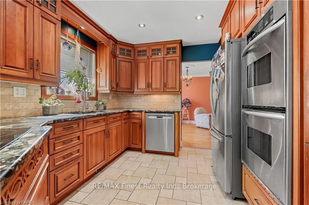 688 PARKSIDE Crescent