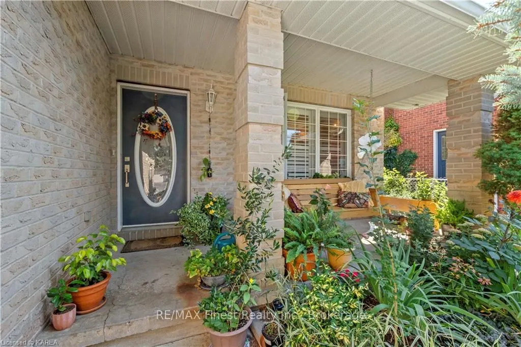 688 PARKSIDE Crescent