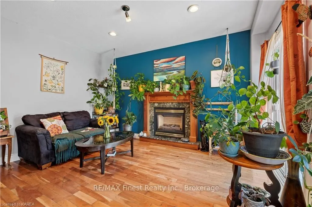 688 PARKSIDE Crescent