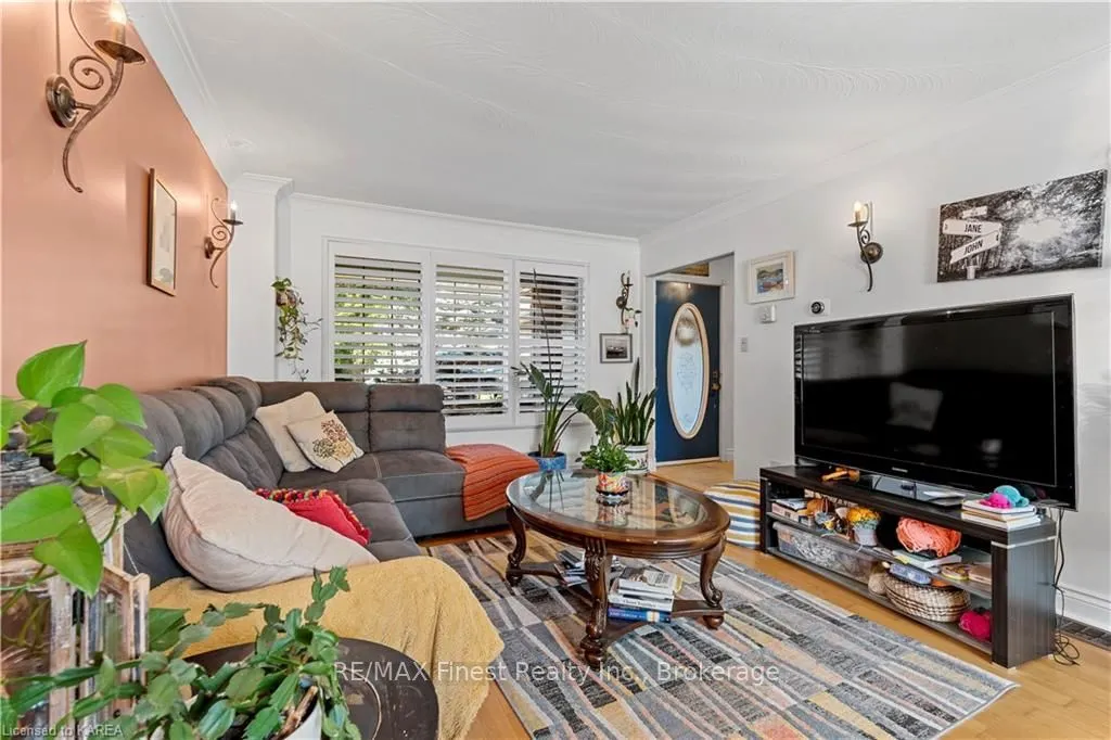 688 PARKSIDE Crescent