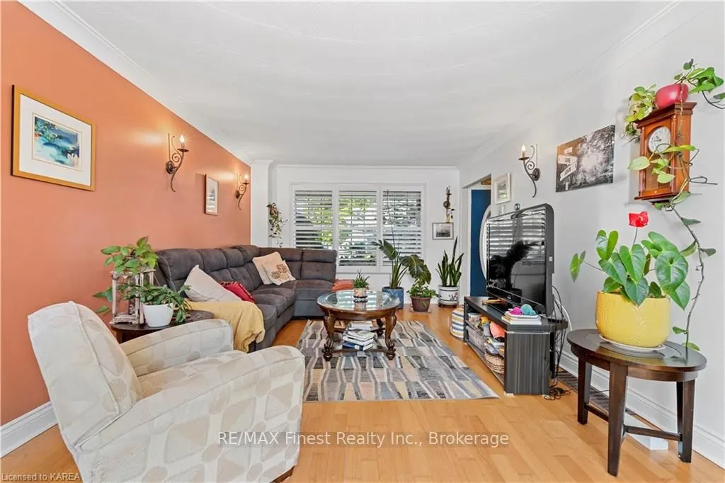 688 PARKSIDE Crescent