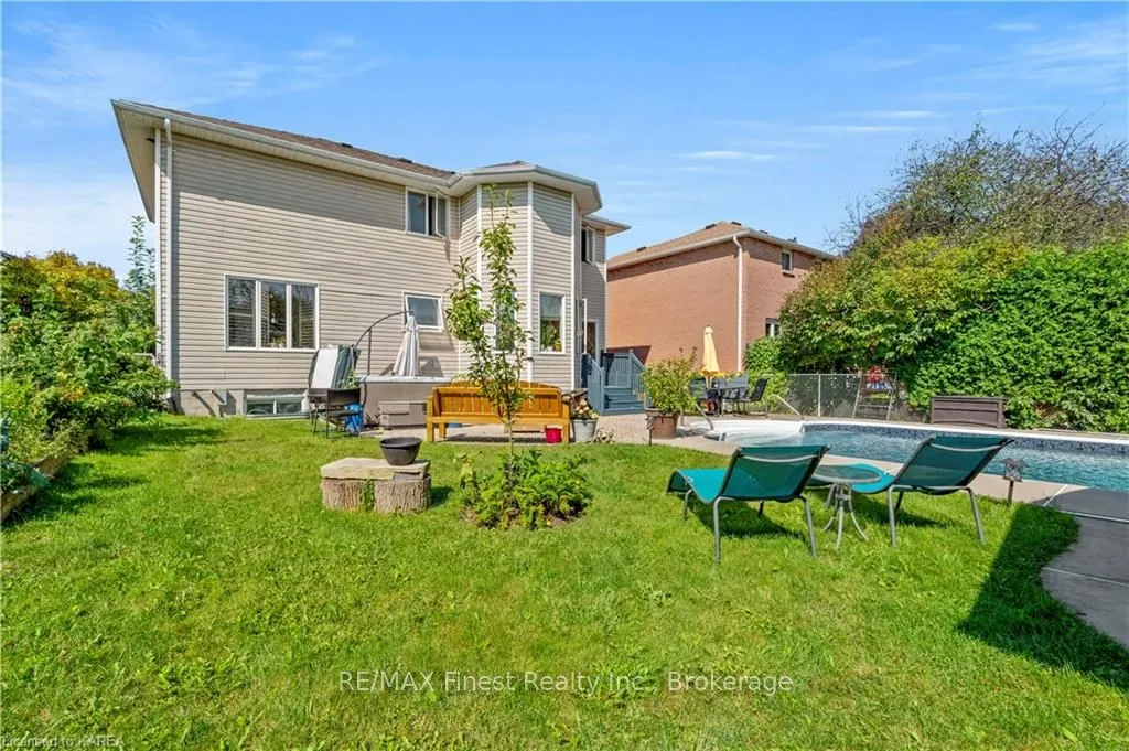 688 PARKSIDE Crescent