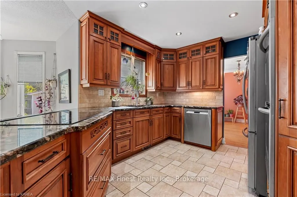 688 PARKSIDE Crescent