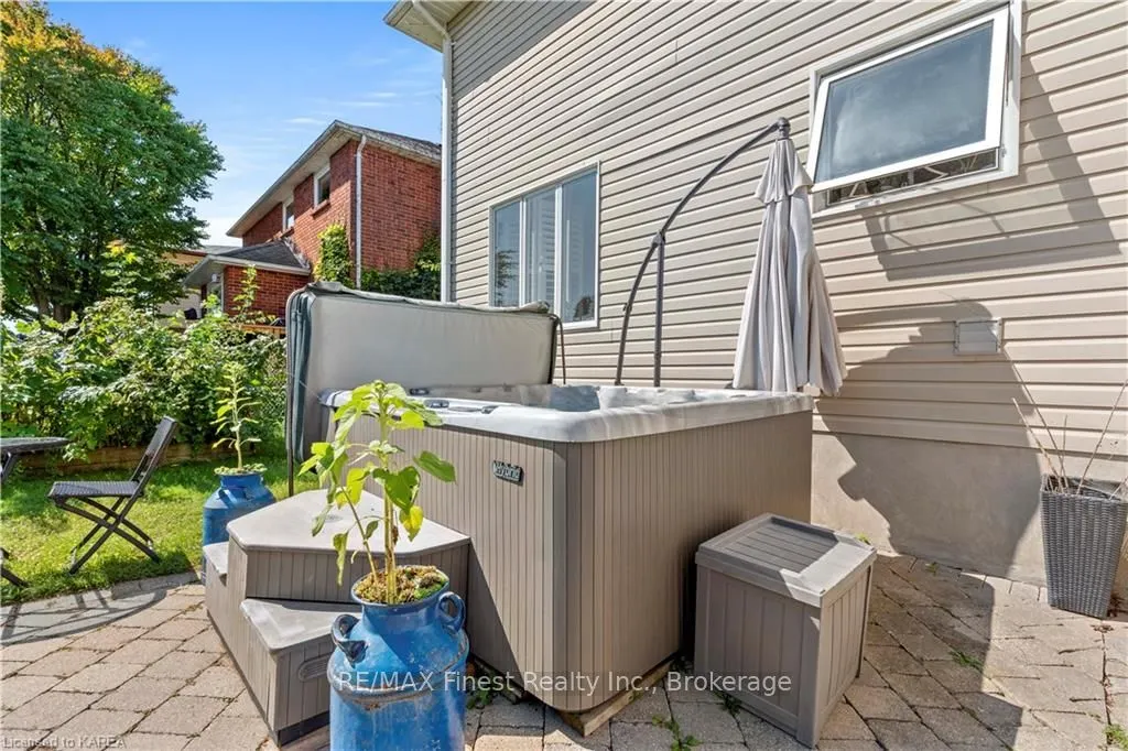 688 PARKSIDE Crescent